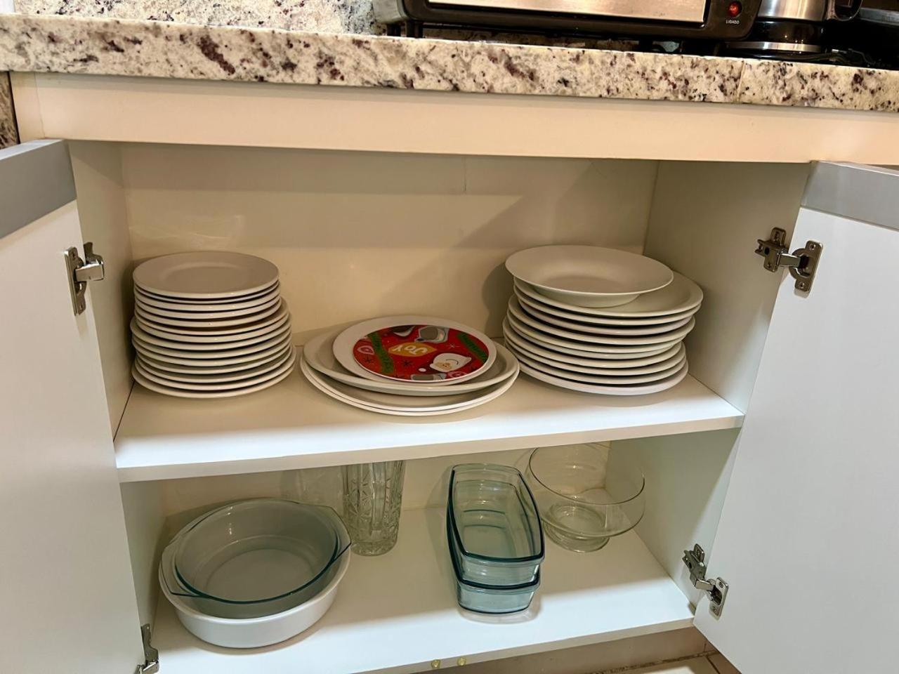 Excelente apartamento nr 317, 2dormitórios, Pé na Areia Praia das Toninhas com Piscina