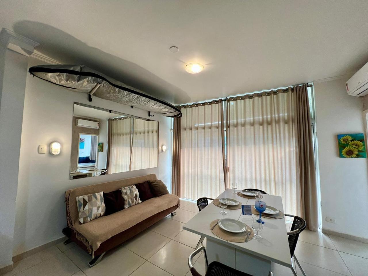 Excelente apartamento nr 317, 2dormitórios, Pé na Areia Praia das Toninhas com Piscina
