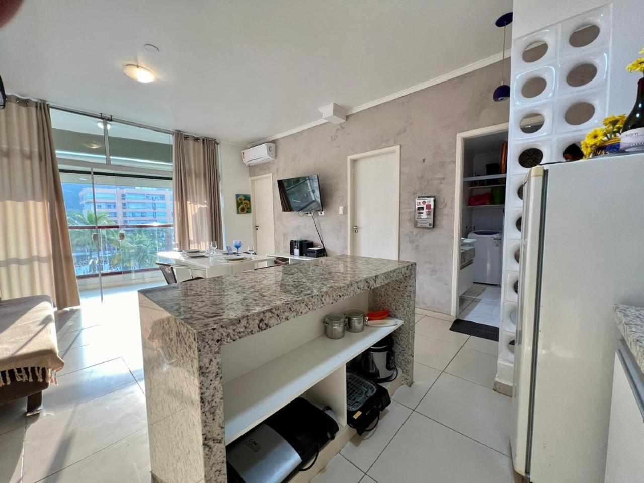 Excelente apartamento nr 317, 2dormitórios, Pé na Areia Praia das Toninhas com Piscina
