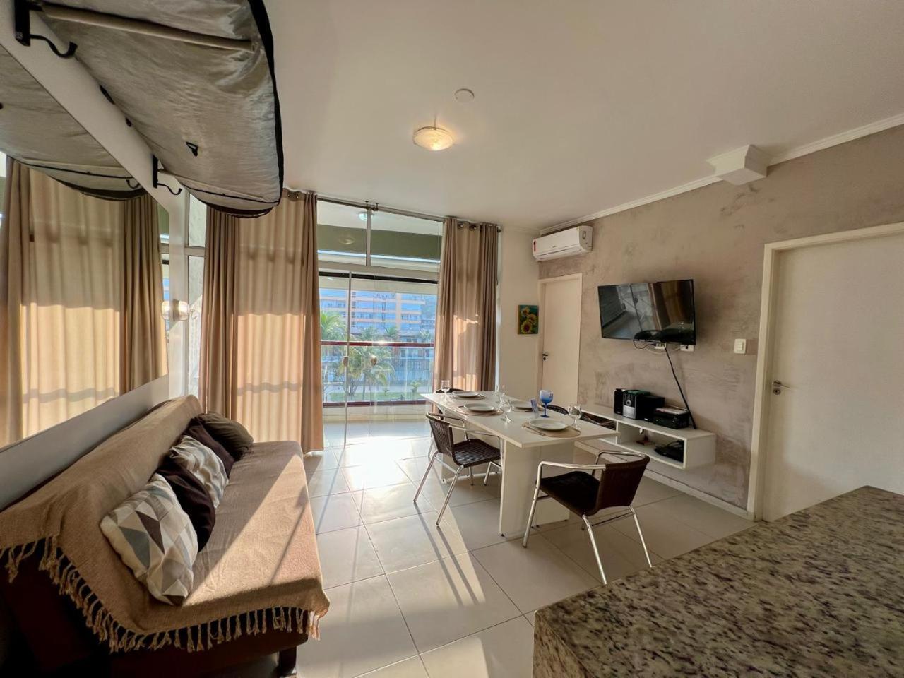 Excelente apartamento nr 317, 2dormitórios, Pé na Areia Praia das Toninhas com Piscina