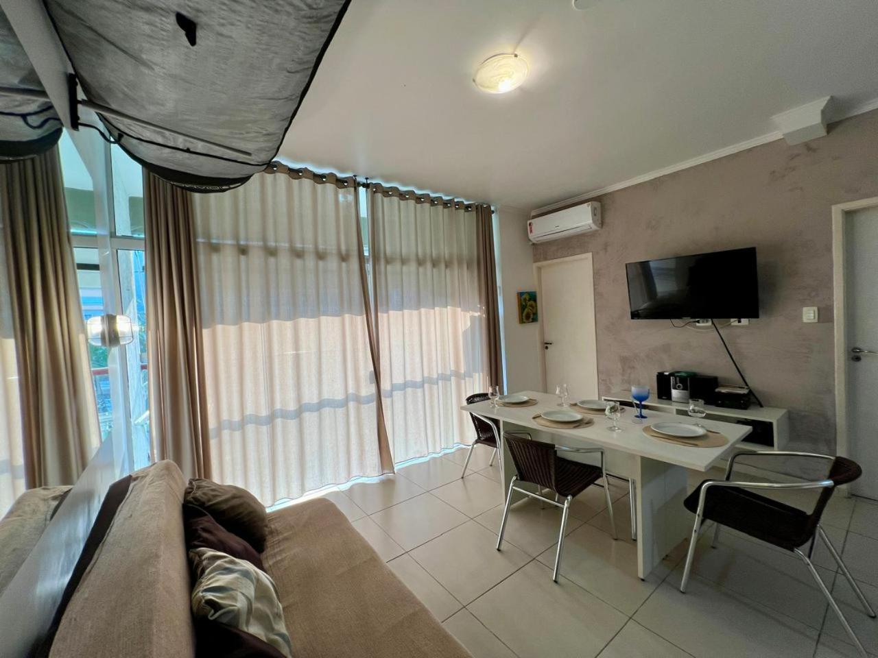 Excelente apartamento nr 317, 2dormitórios, Pé na Areia Praia das Toninhas com Piscina