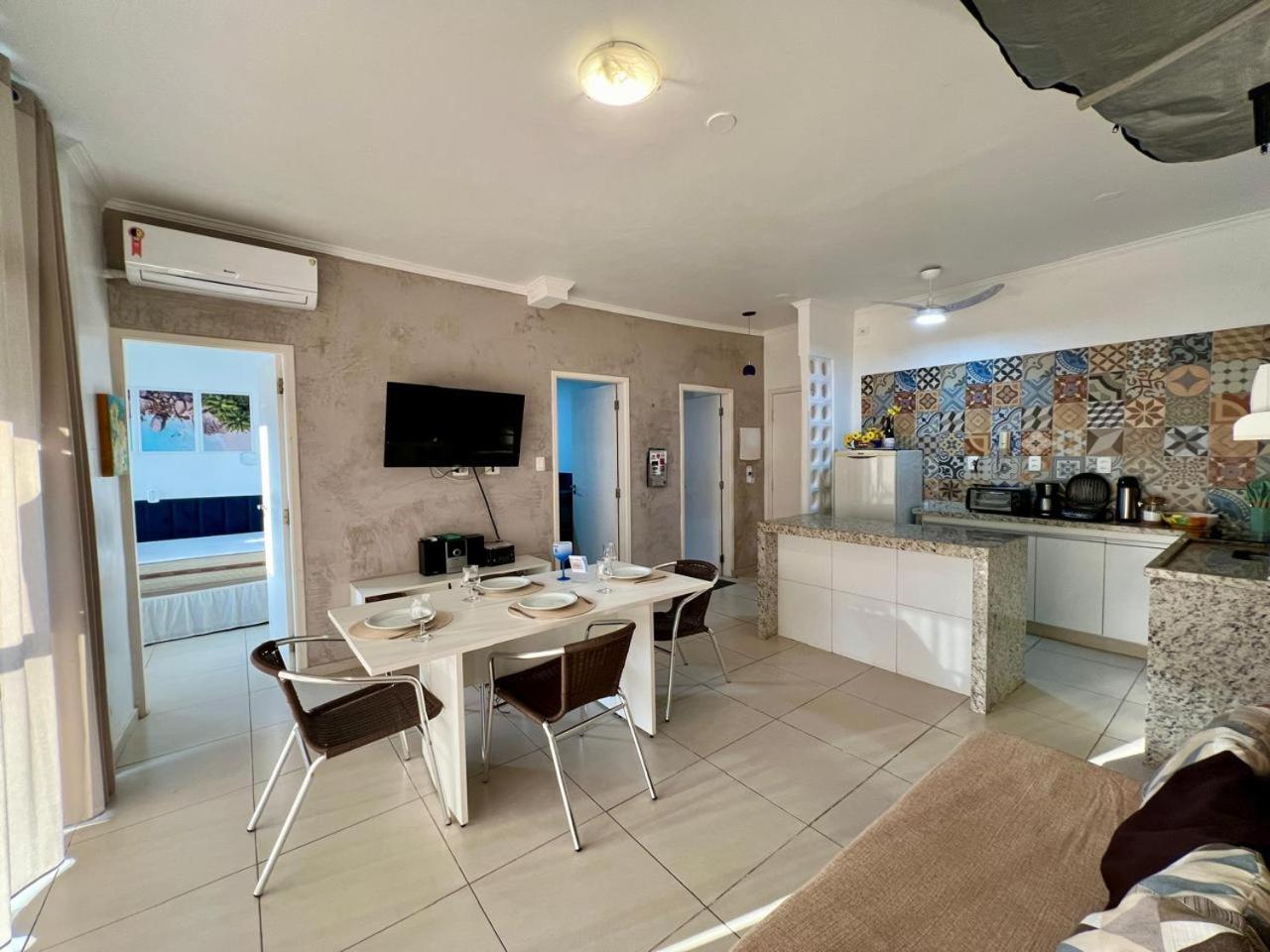 Excelente apartamento nr 317, 2dormitórios, Pé na Areia Praia das Toninhas com Piscina