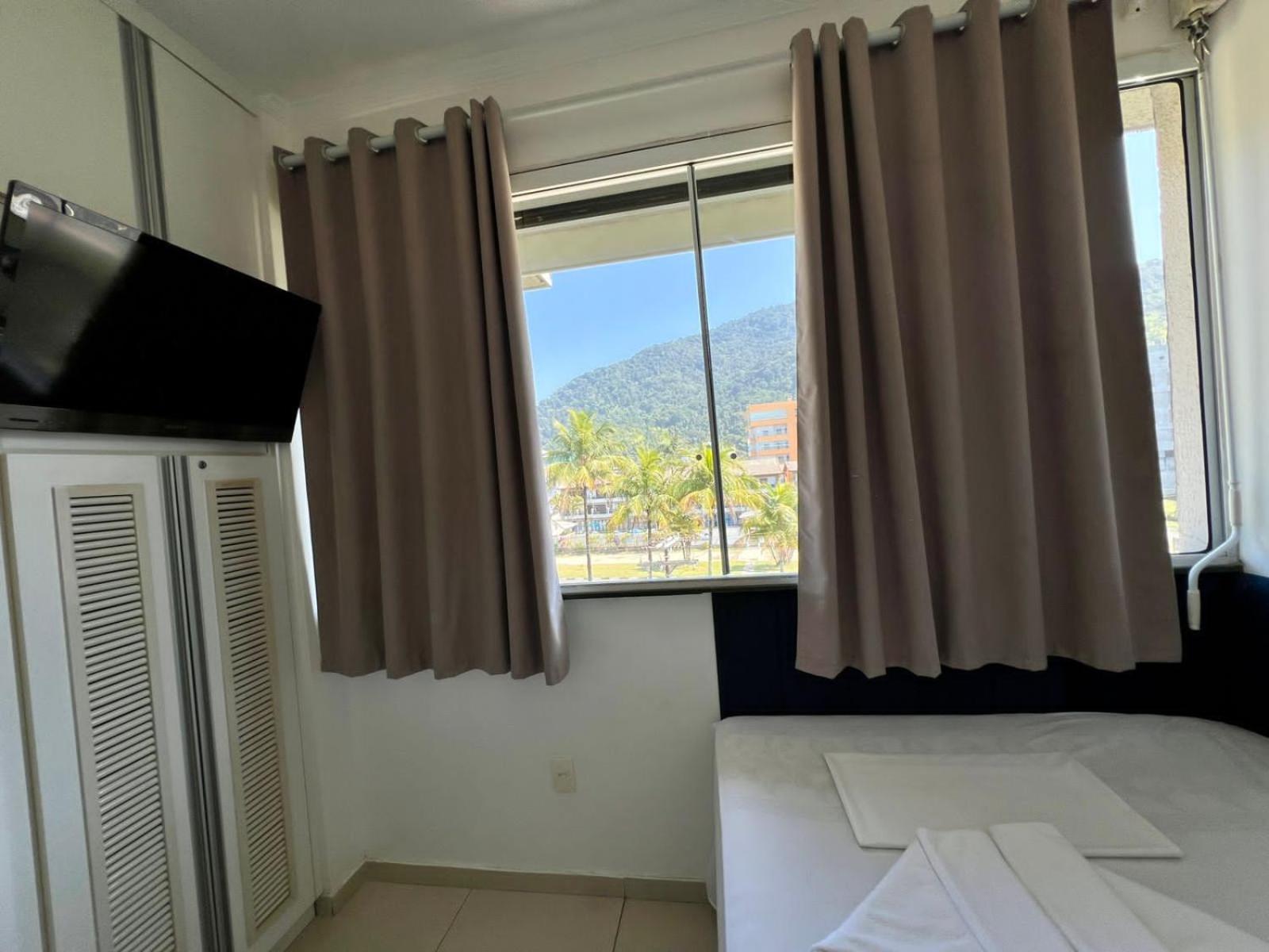 Excelente apartamento nr 317, 2dormitórios, Pé na Areia Praia das Toninhas com Piscina