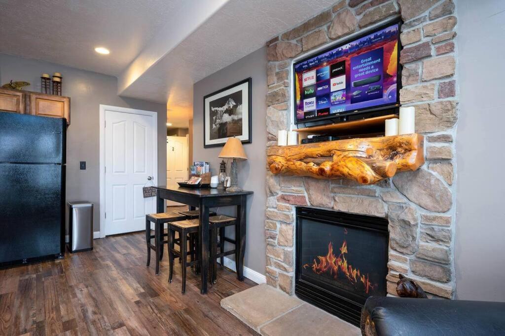 Lake Effect 2 BR with Hot Tub view 4