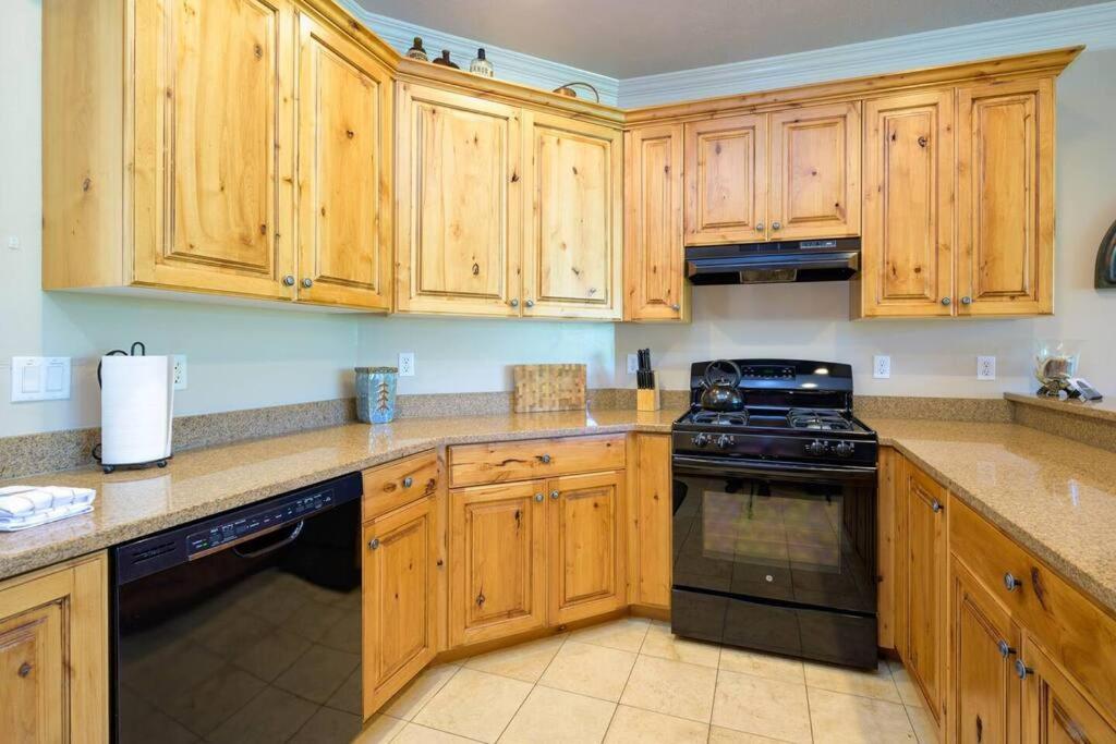 Lakeside Escape 1 BR with Resort Amenities view 3