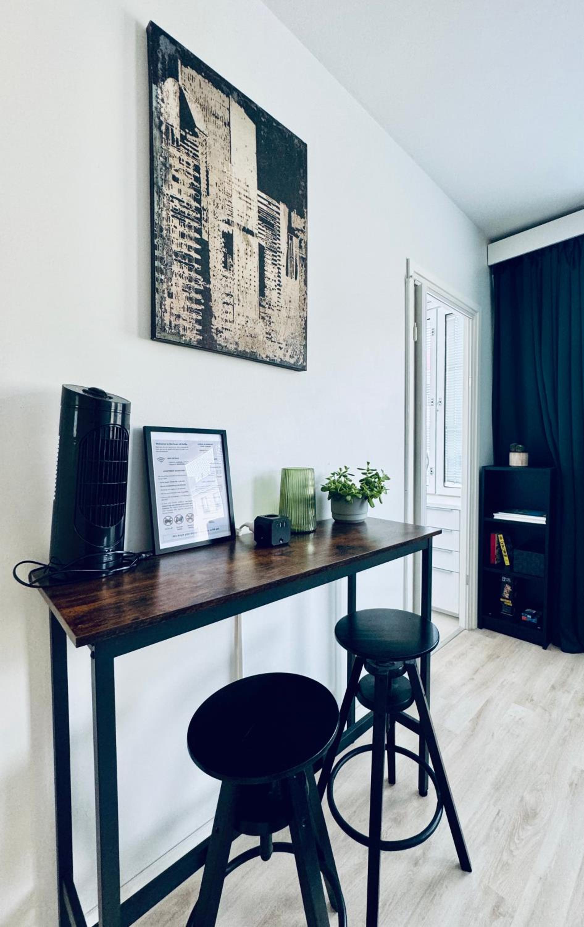 CityReady, Fully Equipped Apartment - Prime Location & Transport Connections