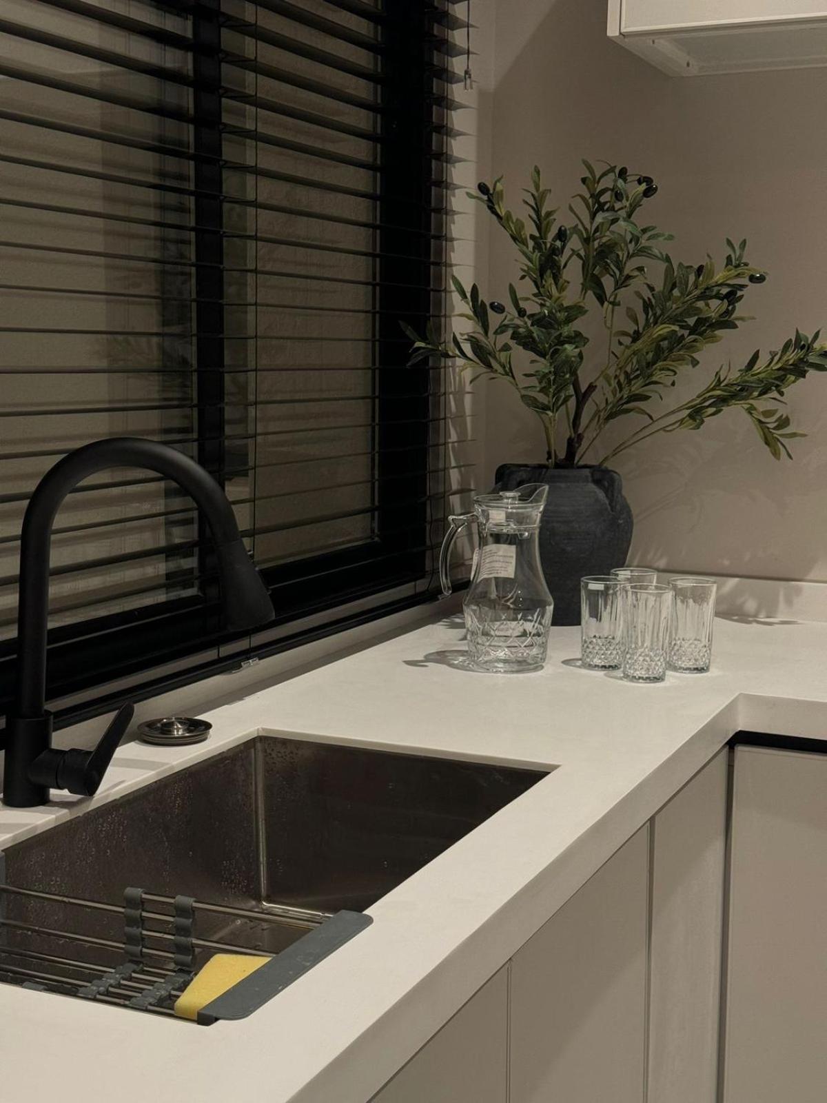 Modern B3 Apartment with AC Near Boulevard and Airport