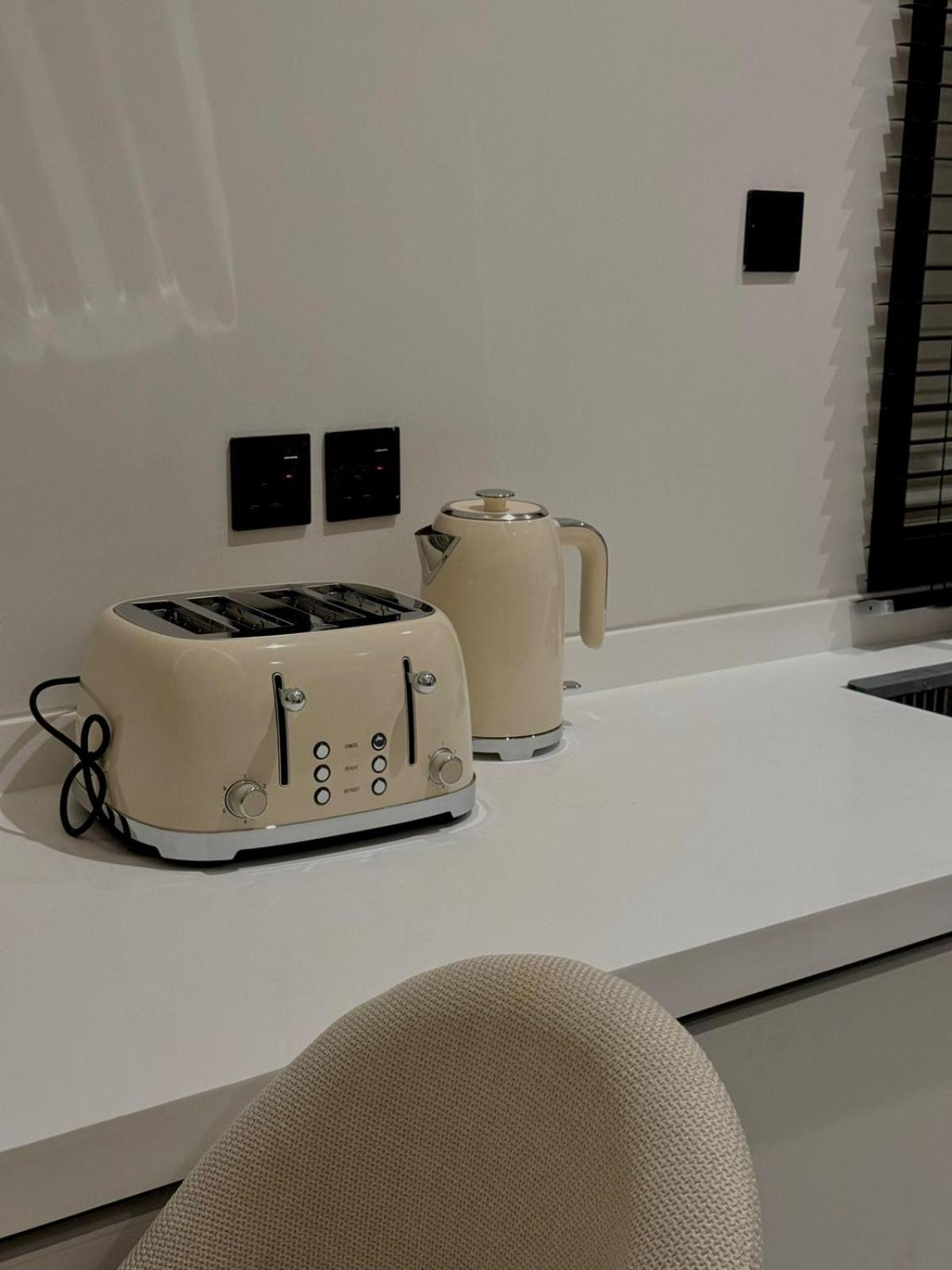 Modern B3 Apartment with AC Near Boulevard and Airport