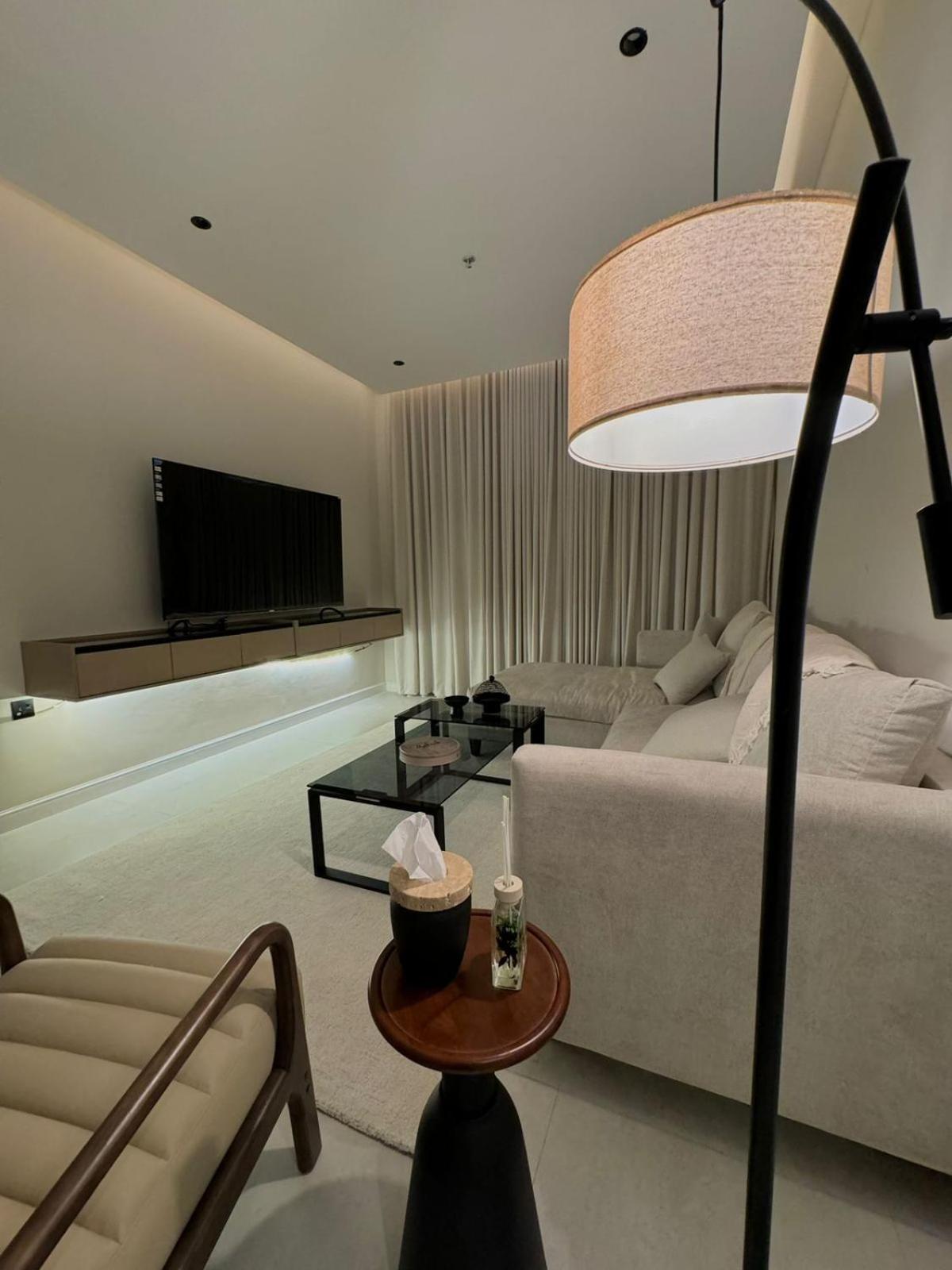 Modern B3 Apartment with AC Near Boulevard and Airport