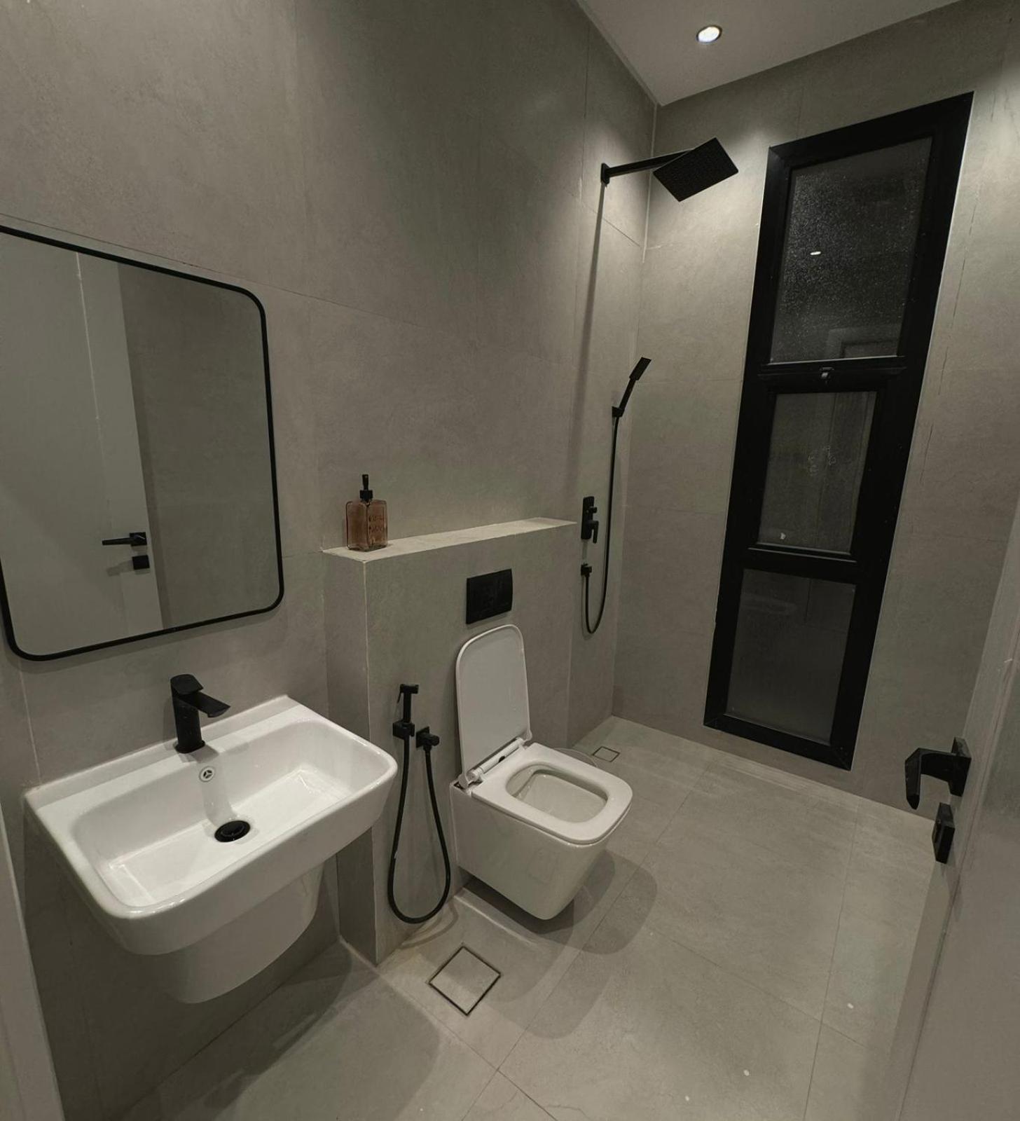 Modern B3 Apartment with AC Near Boulevard and Airport