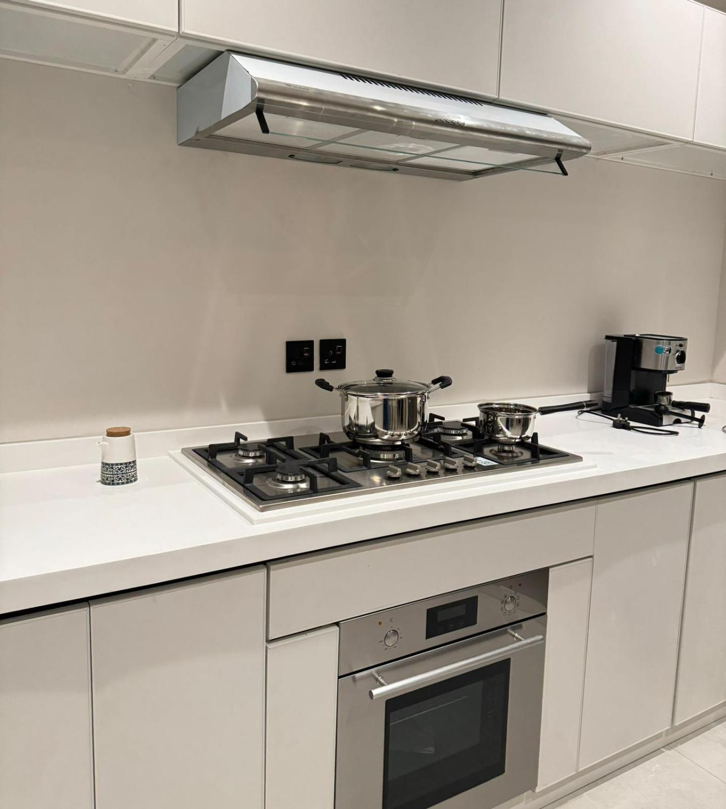 Modern B3 Apartment with AC Near Boulevard and Airport