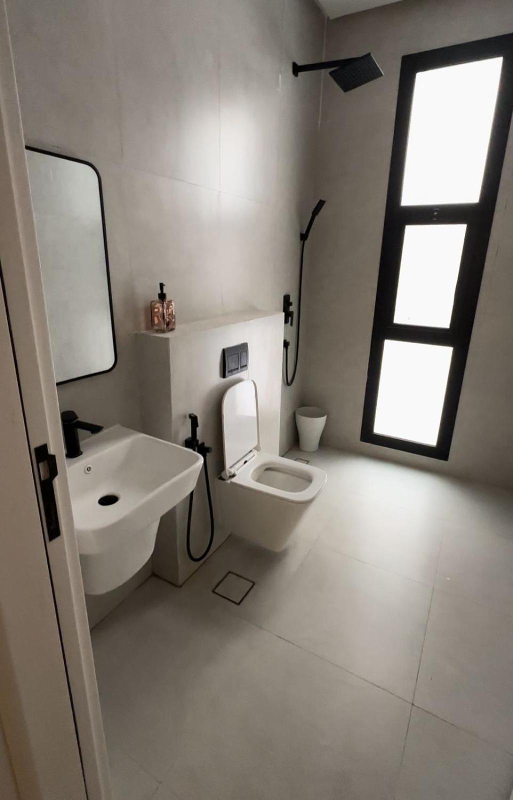 Modern B3 Apartment with AC Near Boulevard and Airport