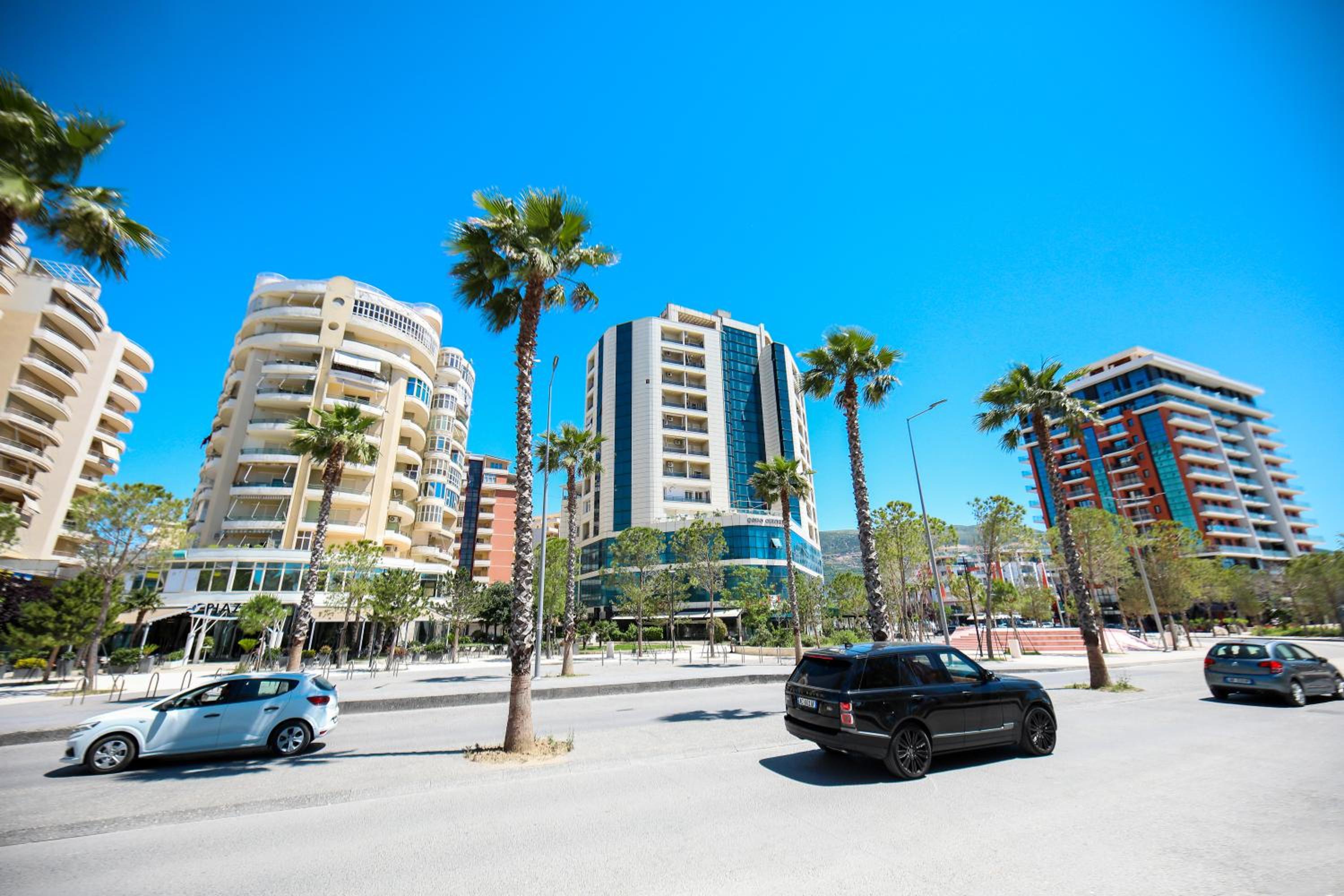 Bay View Balcony- Luxury Apartments With Free Parking