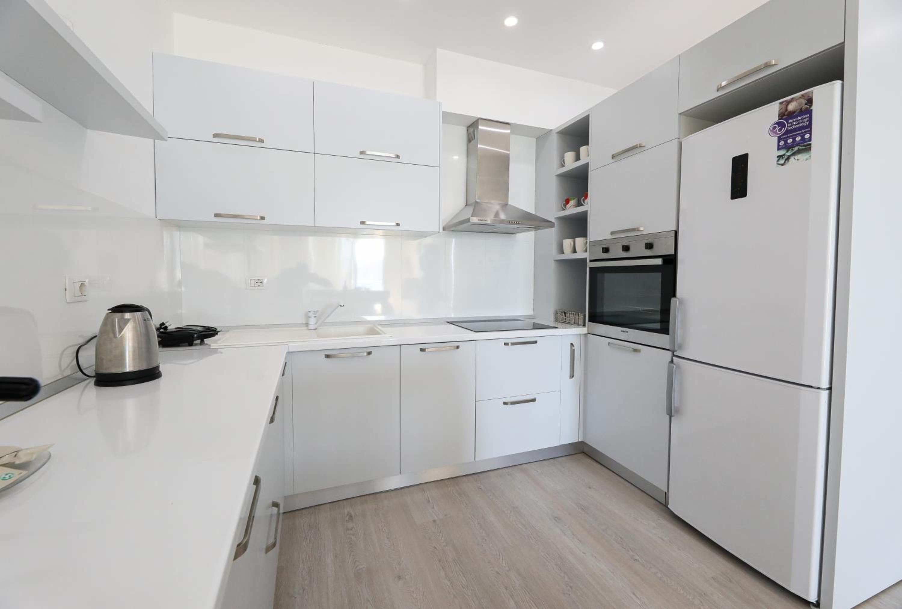 Bay View Balcony- Luxury Apartments With Free Parking