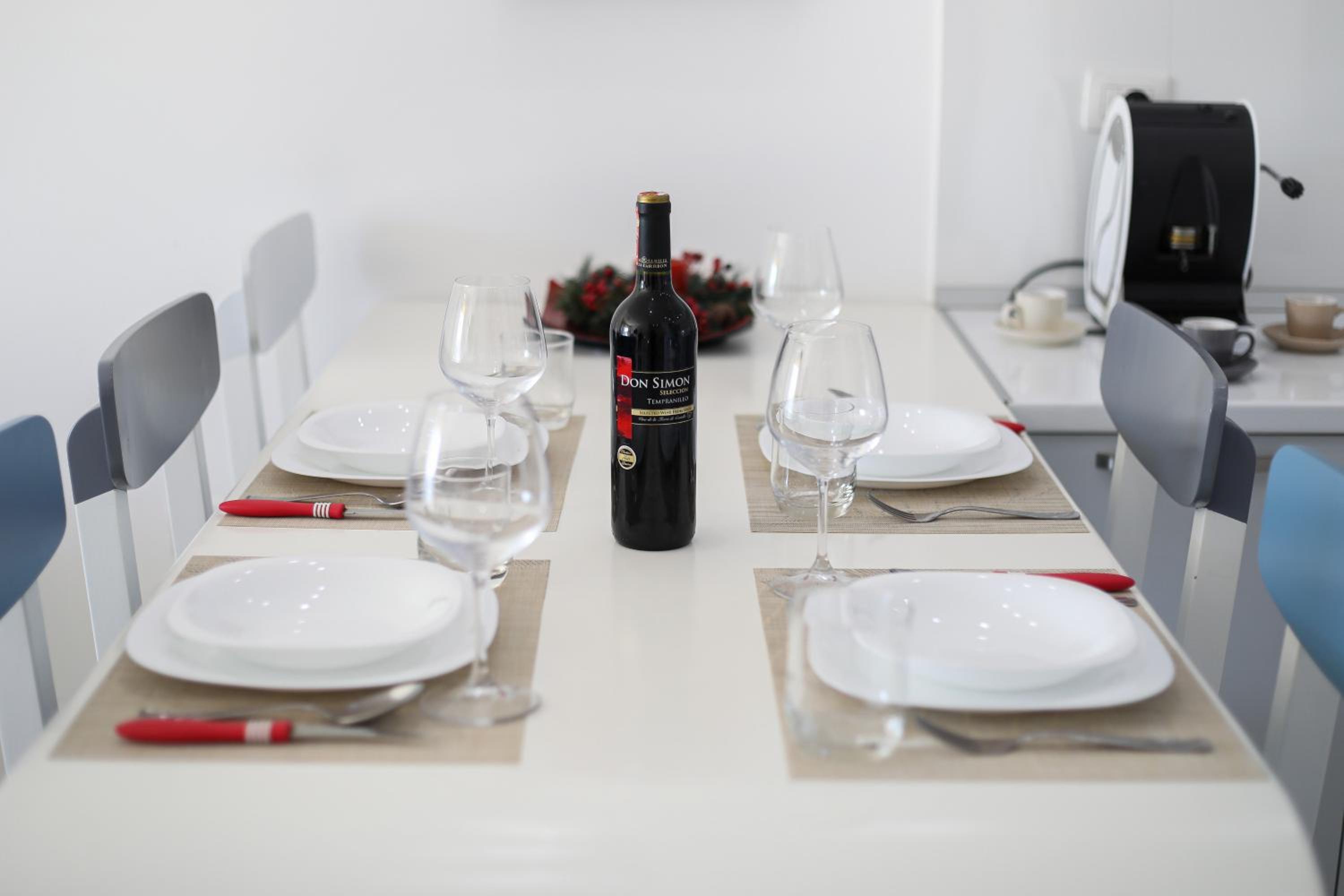 Bay View Balcony- Luxury Apartments With Free Parking