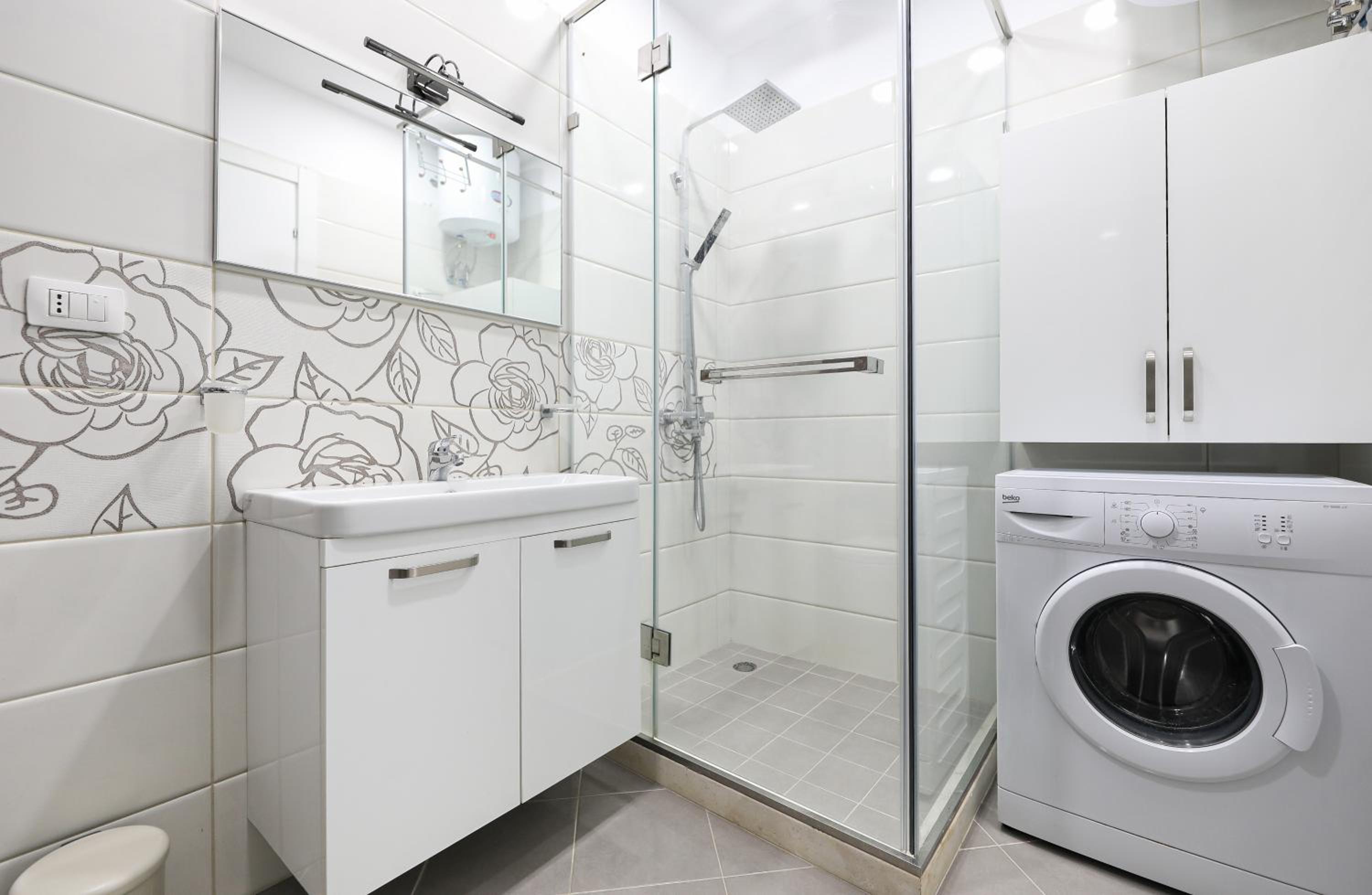 Bay View Balcony- Luxury Apartments With Free Parking