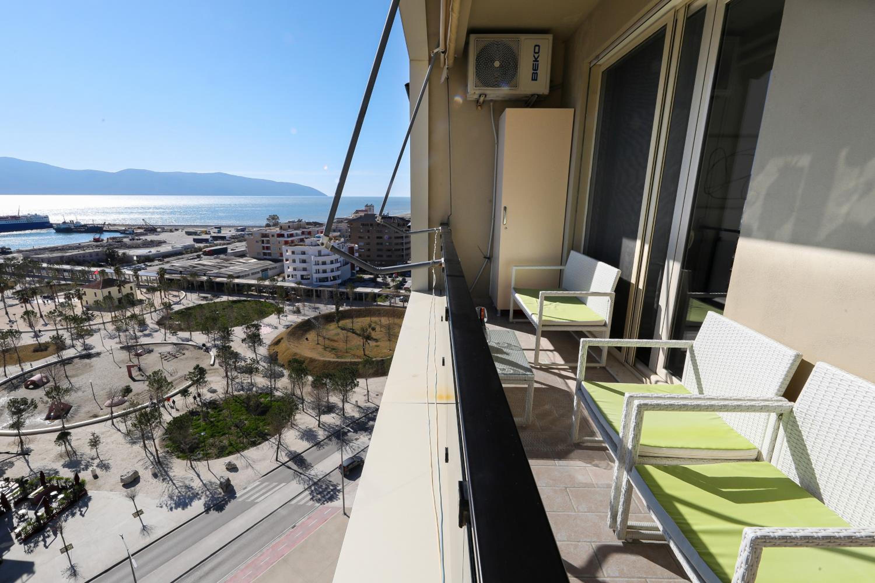 Bay View Balcony- Luxury Apartments With Free Parking