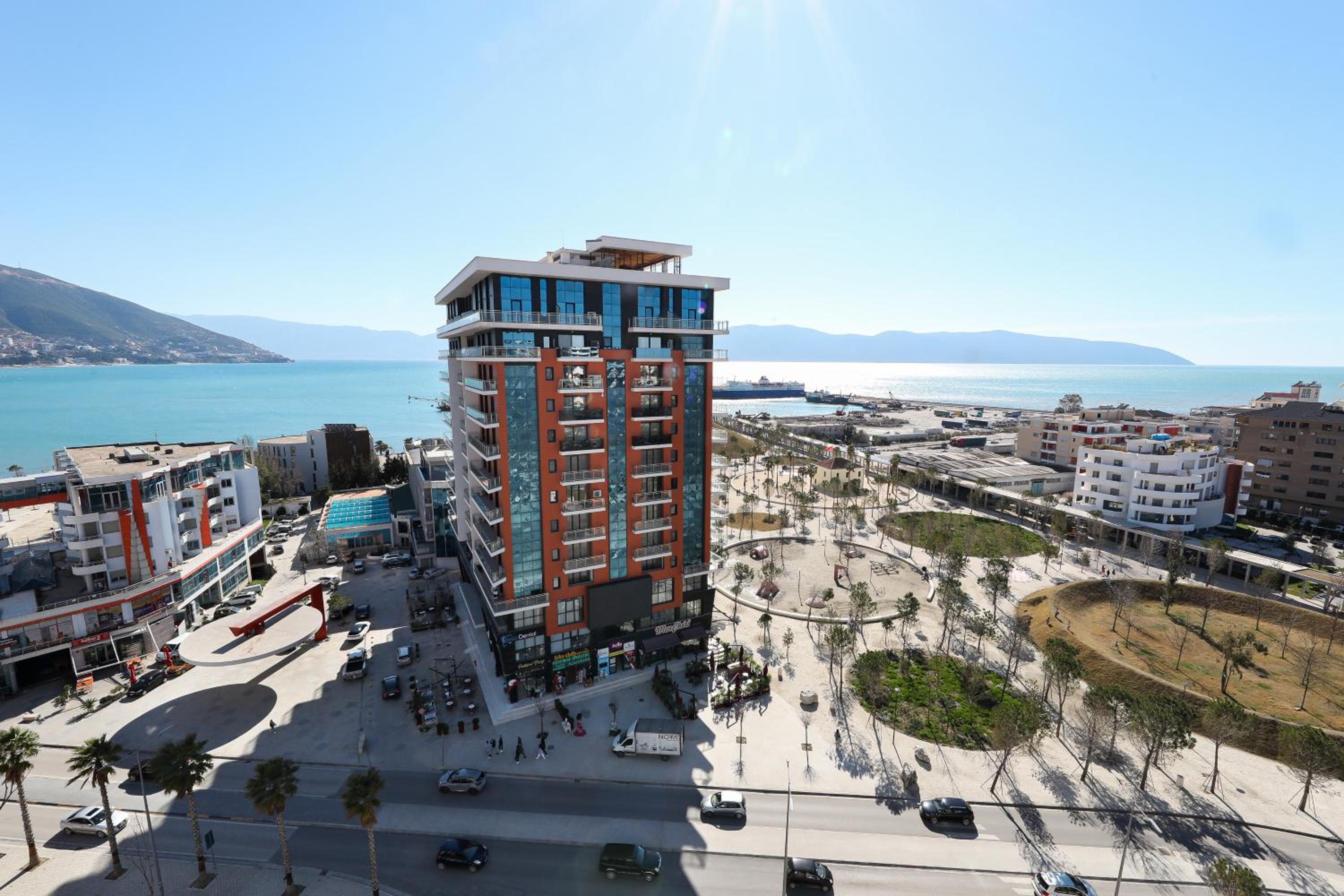 Bay View Balcony- Luxury Apartments With Free Parking
