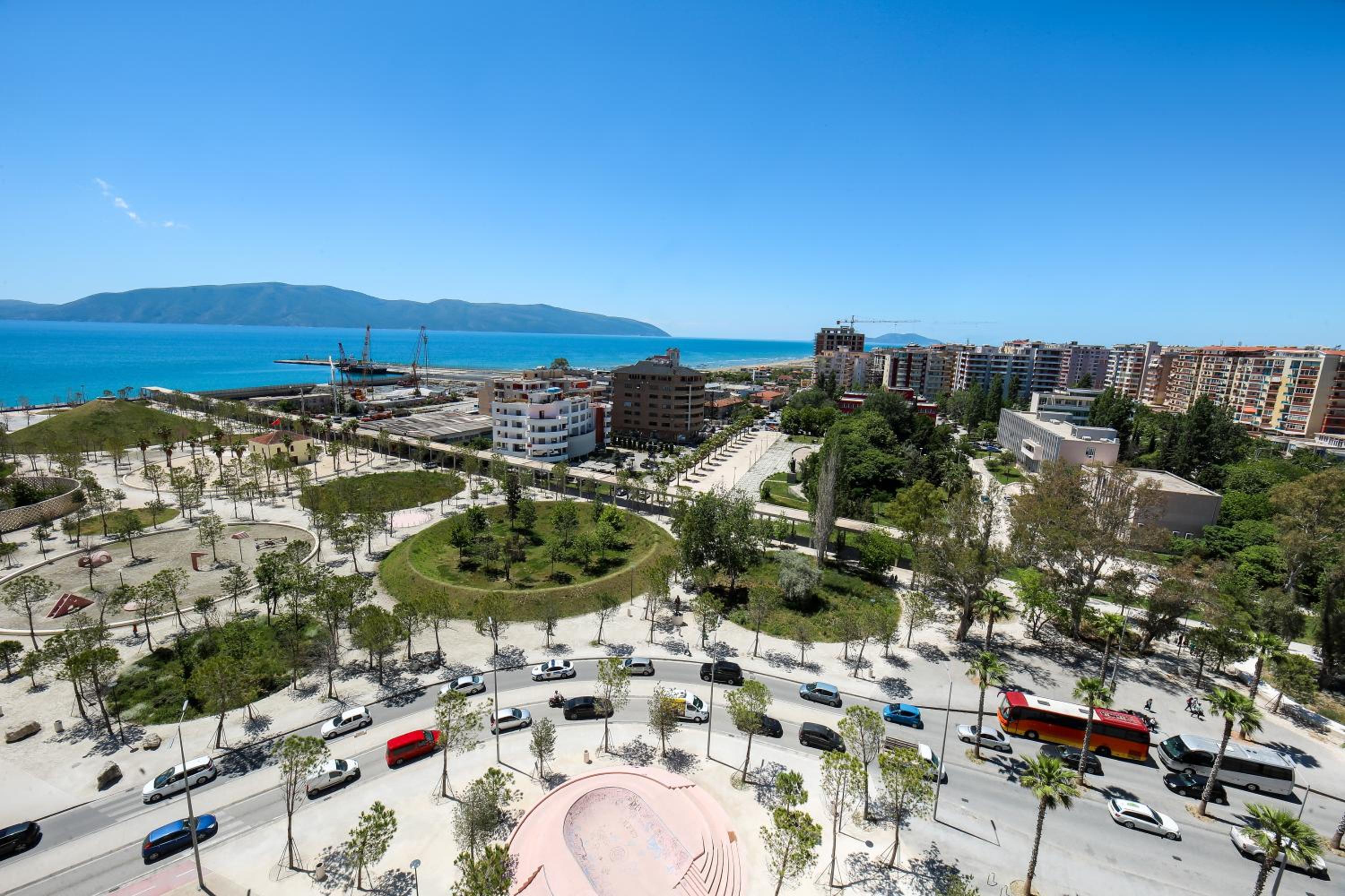 Bay View Balcony- Luxury Apartments With Free Parking