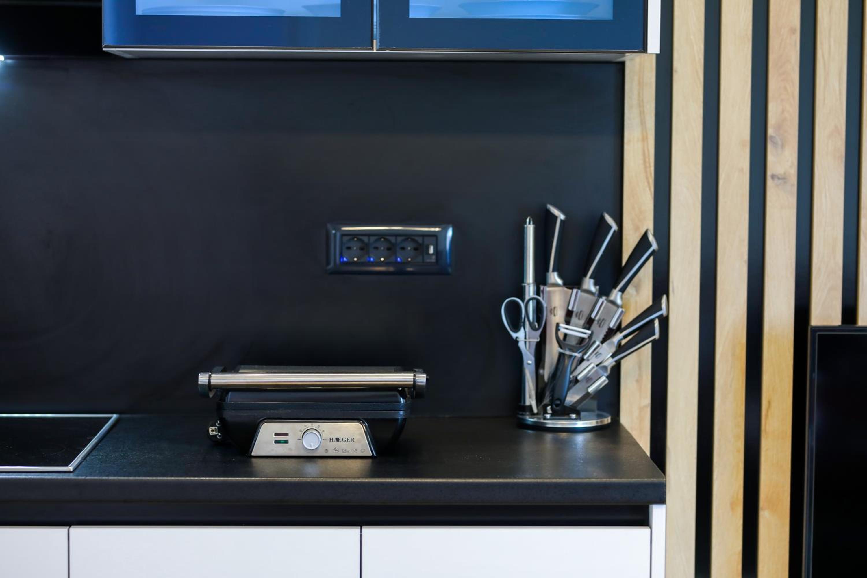 Bay View Balcony- Luxury Apartments With Free Parking