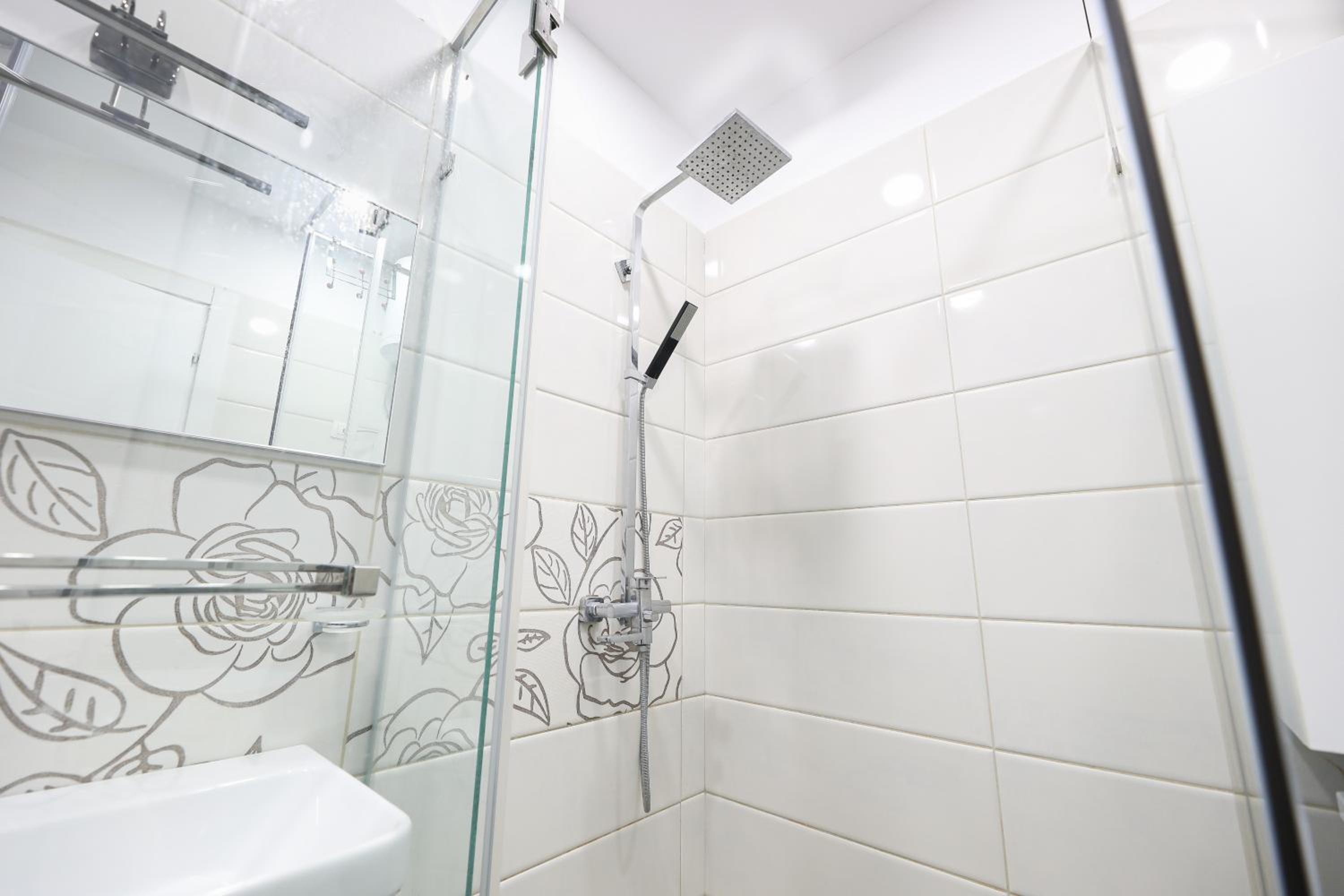 Bay View Balcony- Luxury Apartments With Free Parking