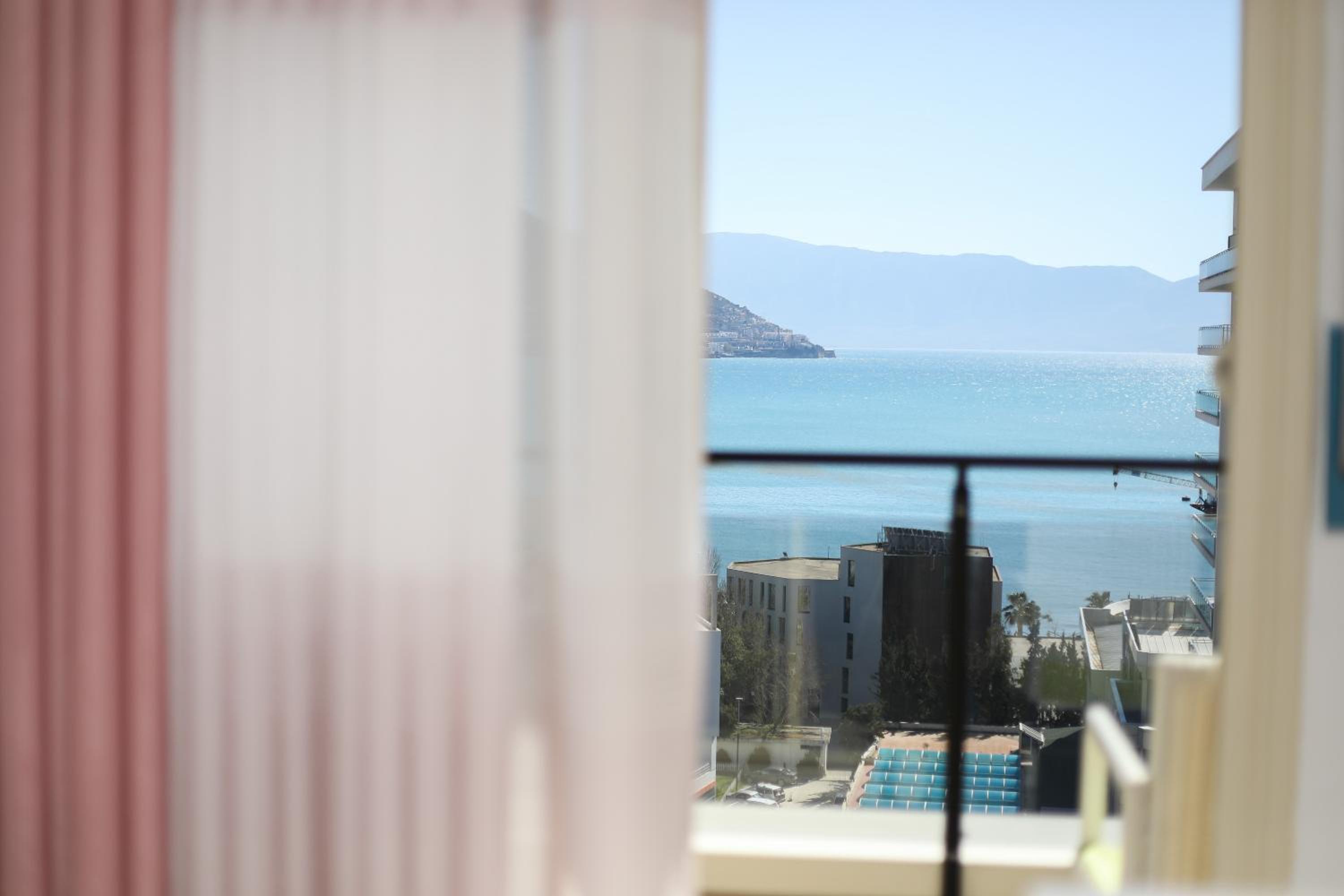 Bay View Balcony- Luxury Apartments With Free Parking