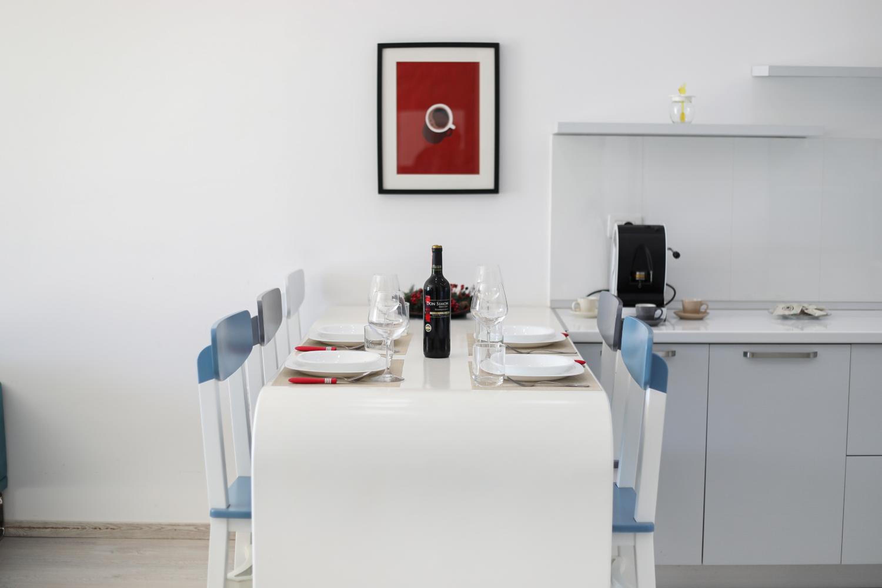 Bay View Balcony- Luxury Apartments With Free Parking