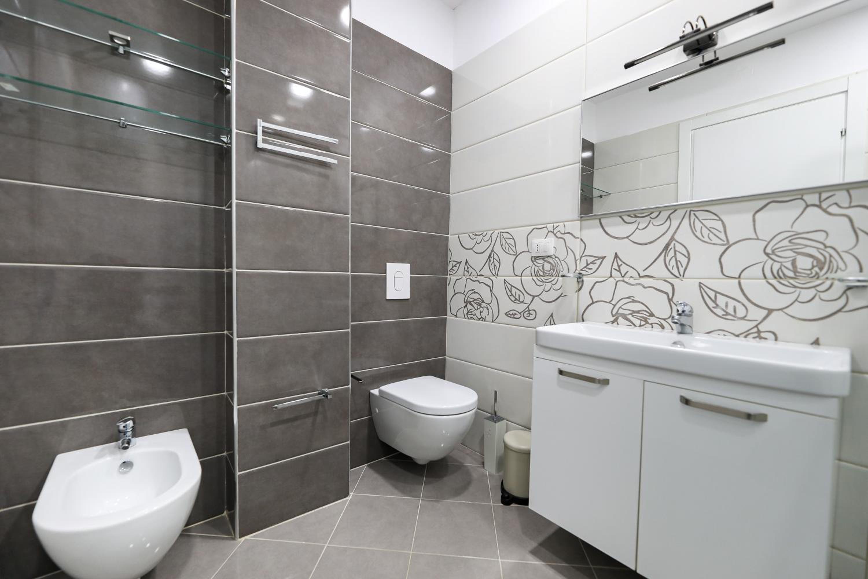Bay View Balcony- Luxury Apartments With Free Parking