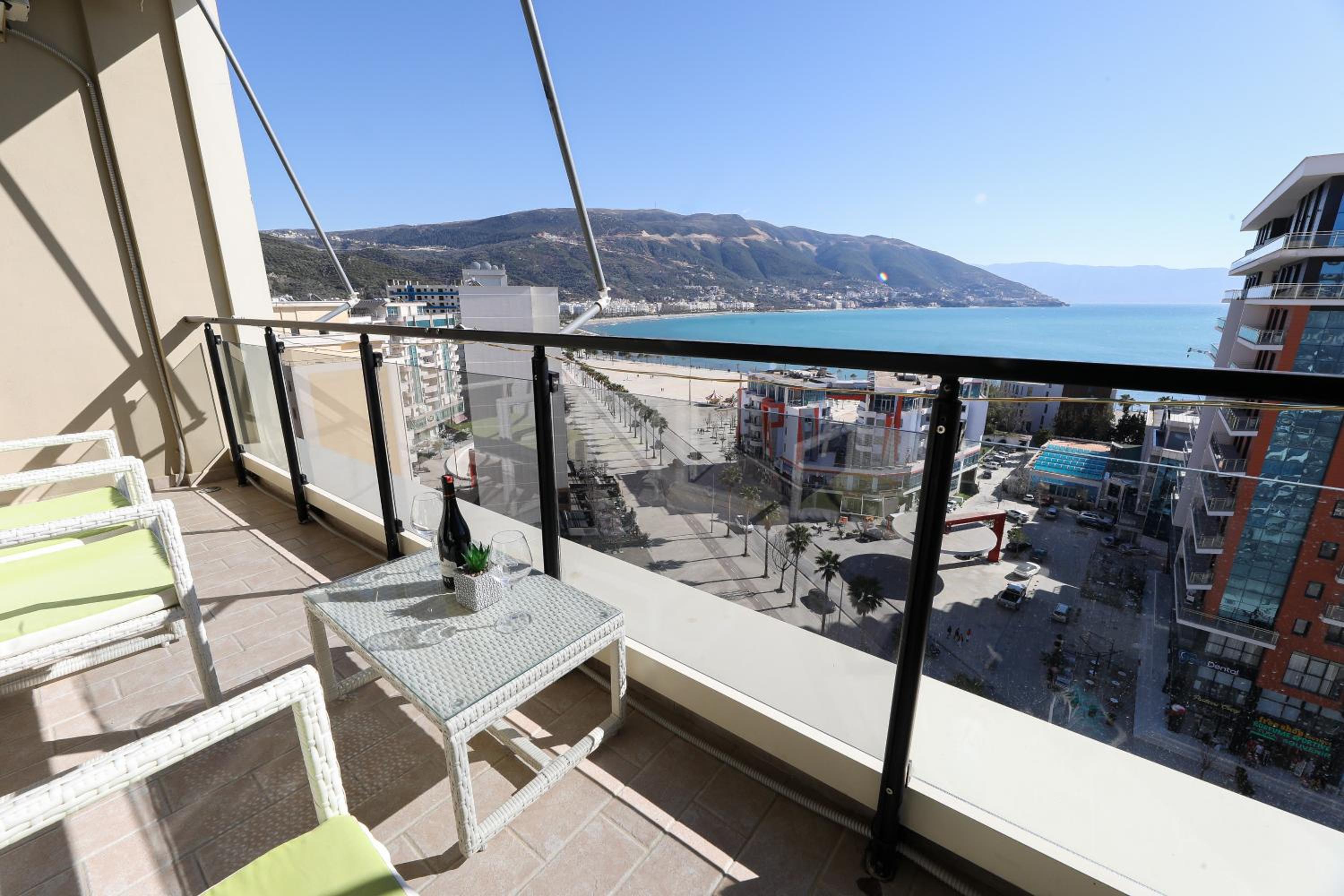 Bay View Balcony- Luxury Apartments With Free Parking