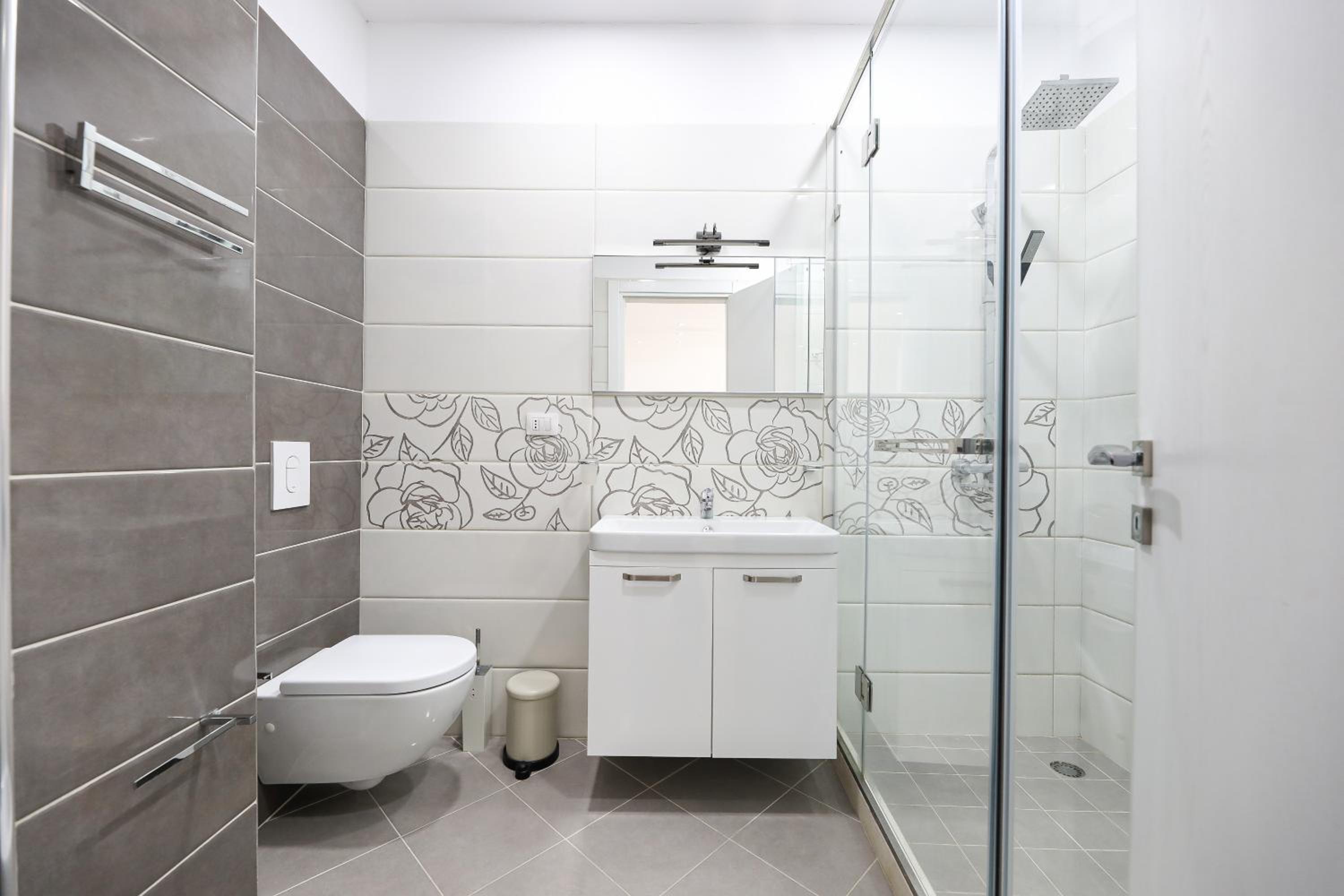 Bay View Balcony- Luxury Apartments With Free Parking