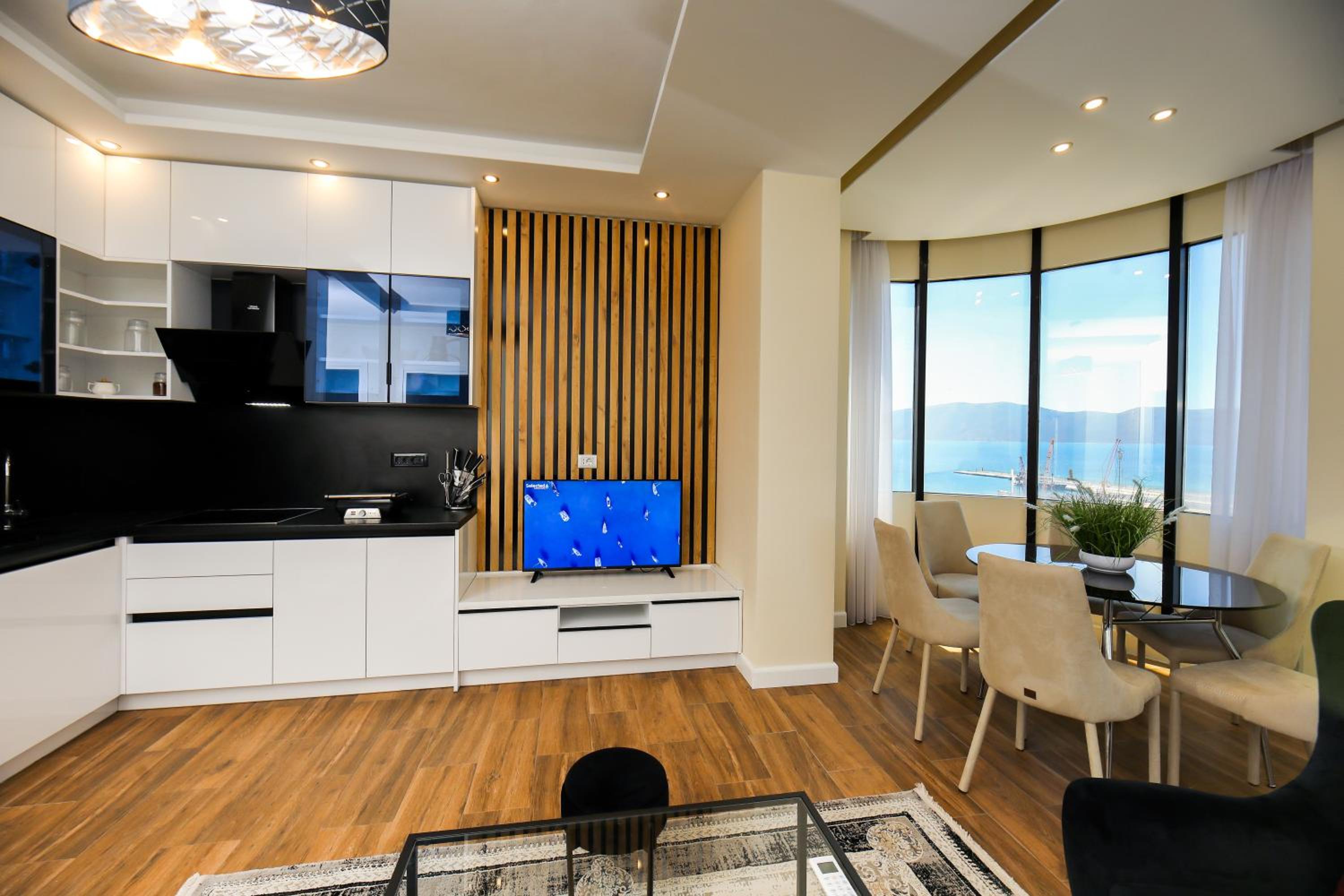 Bay View Balcony- Luxury Apartments With Free Parking