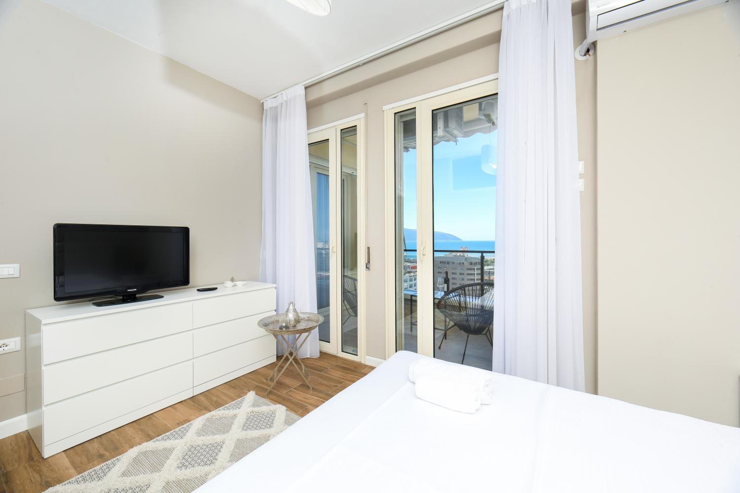 Bay View Balcony- Luxury Apartments With Free Parking