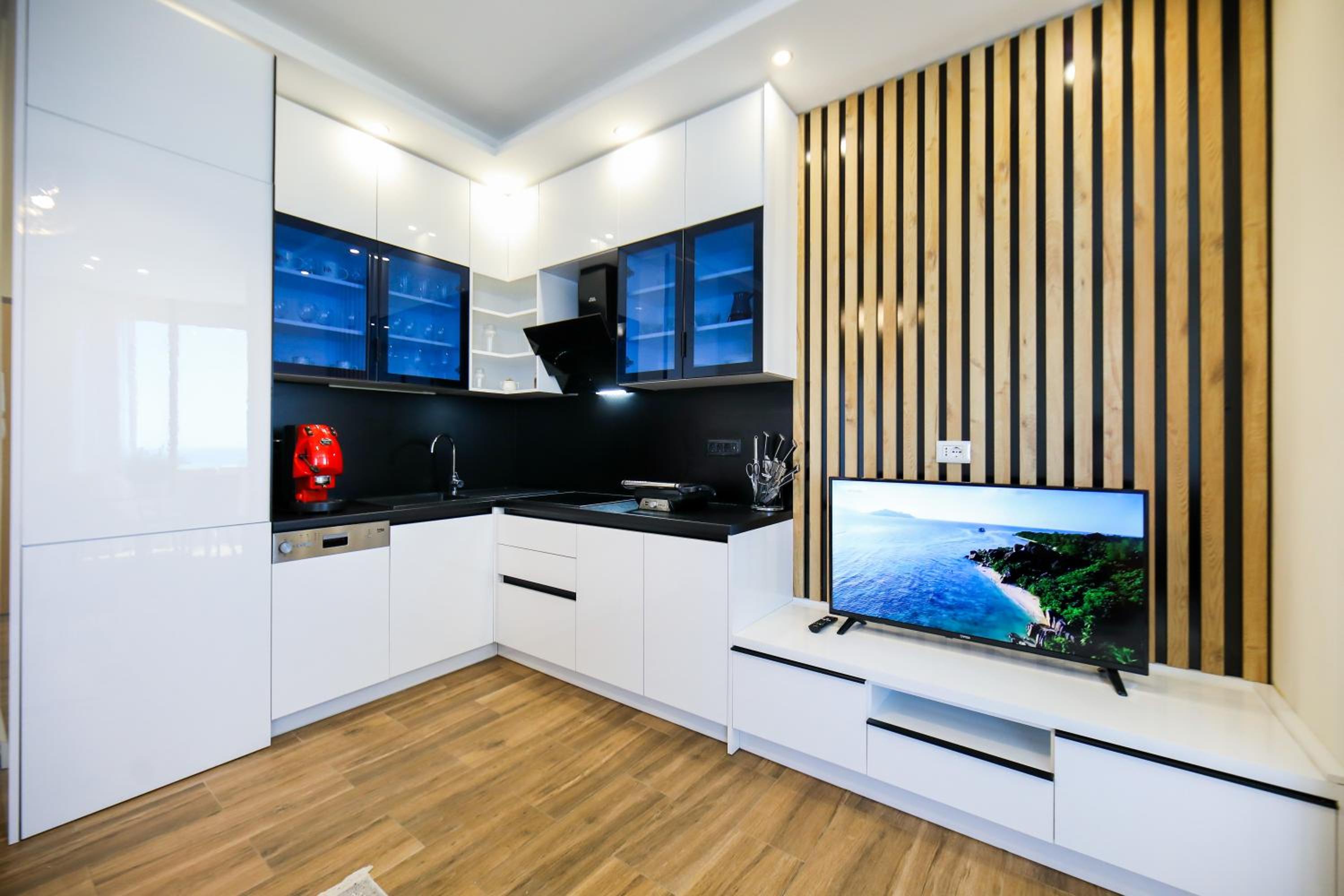 Bay View Balcony- Luxury Apartments With Free Parking