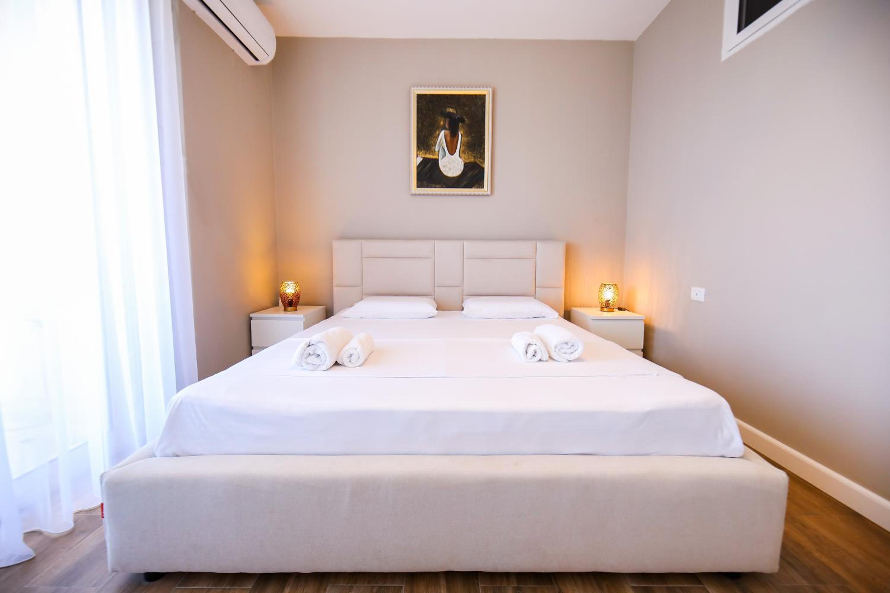 Bay View Balcony- Luxury Apartments With Free Parking