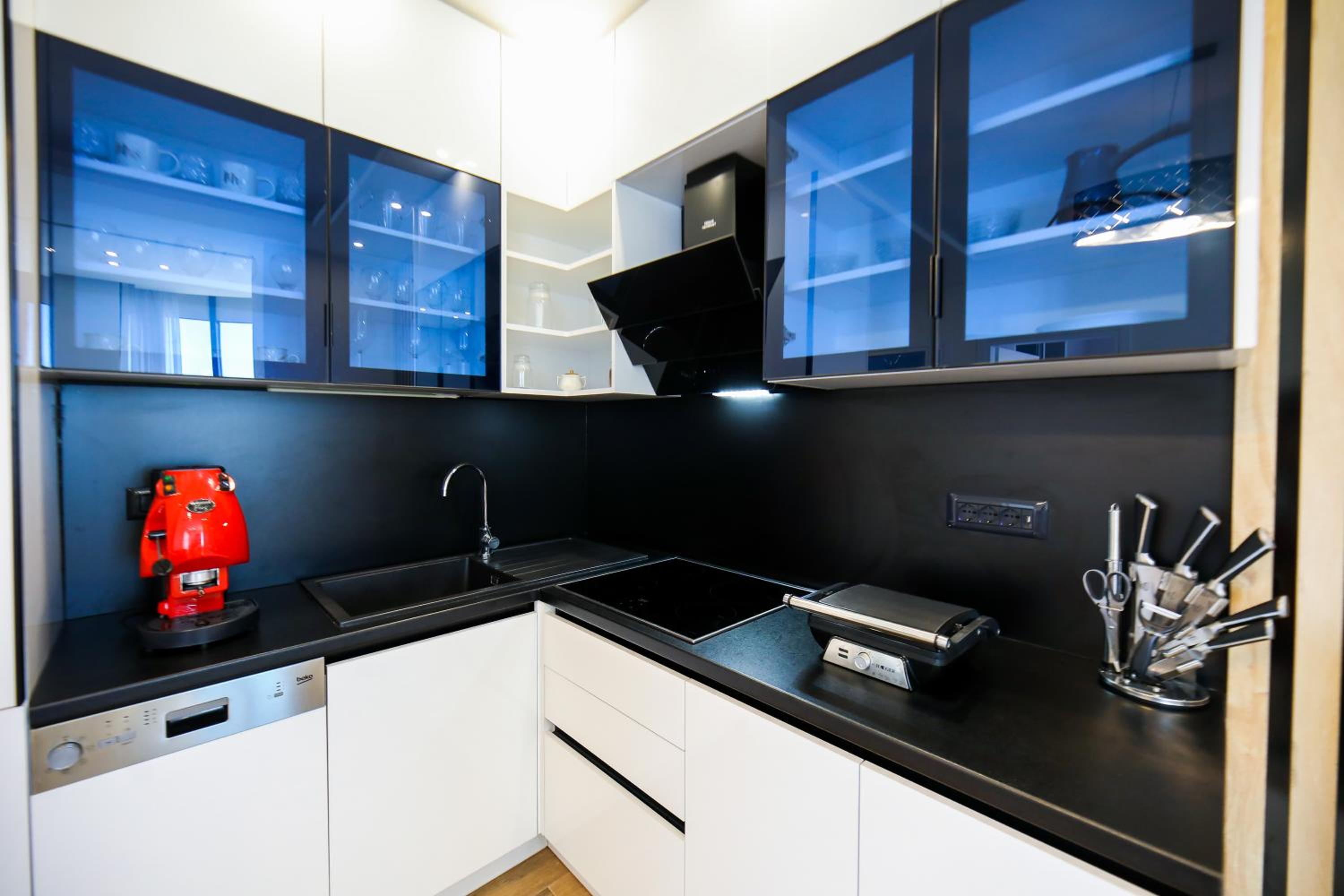 Bay View Balcony- Luxury Apartments With Free Parking