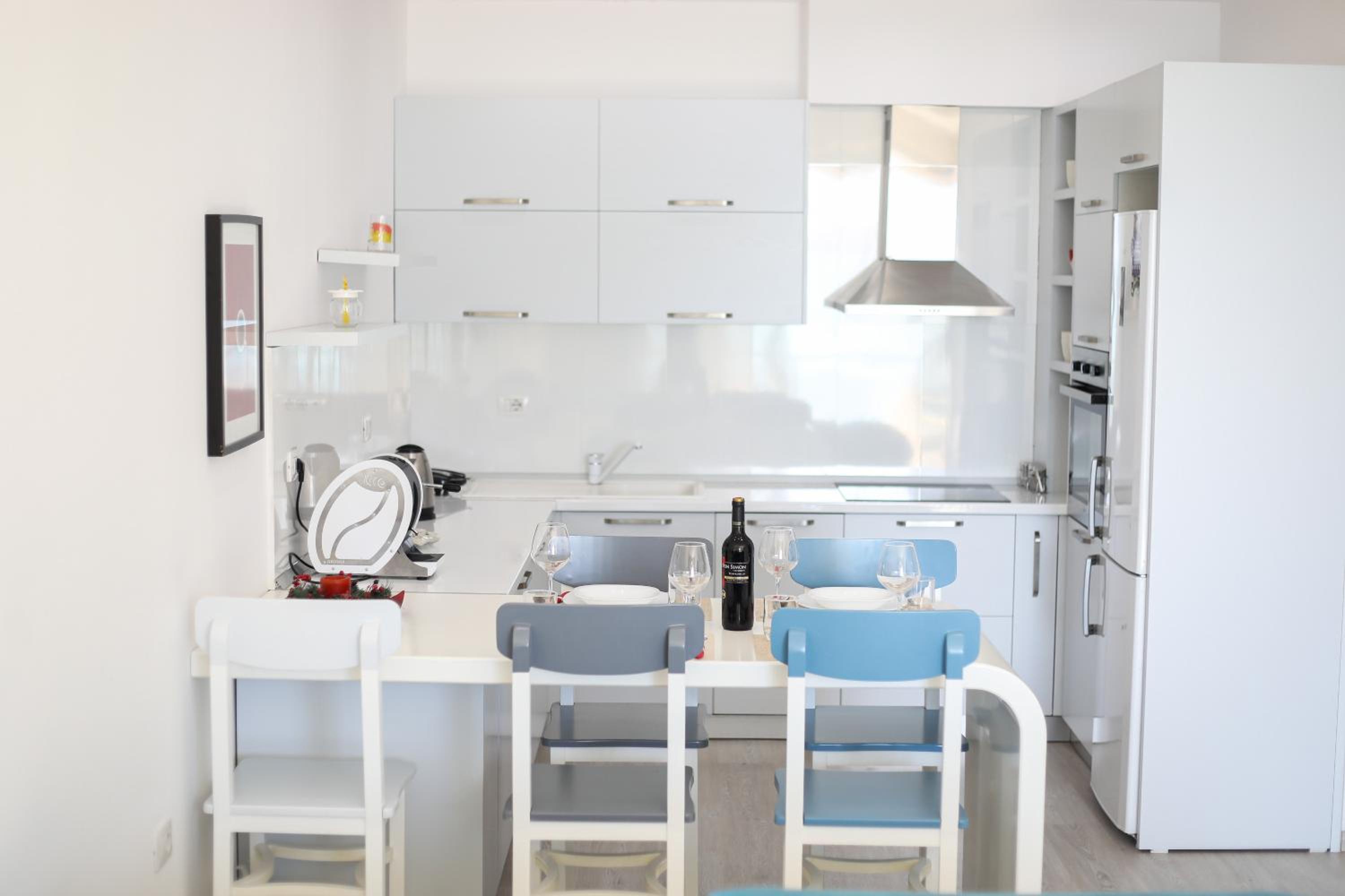 Bay View Balcony- Luxury Apartments With Free Parking
