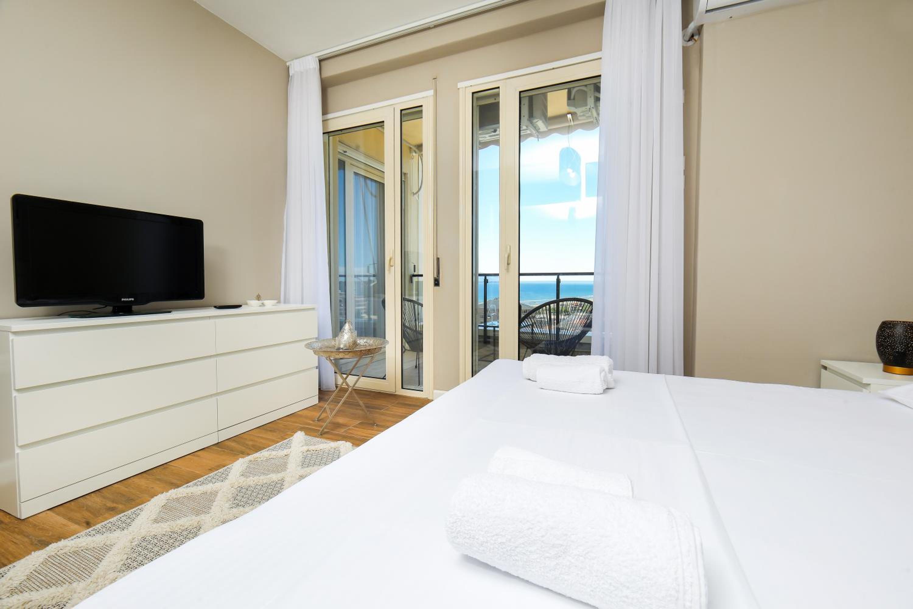 Bay View Balcony- Luxury Apartments With Free Parking