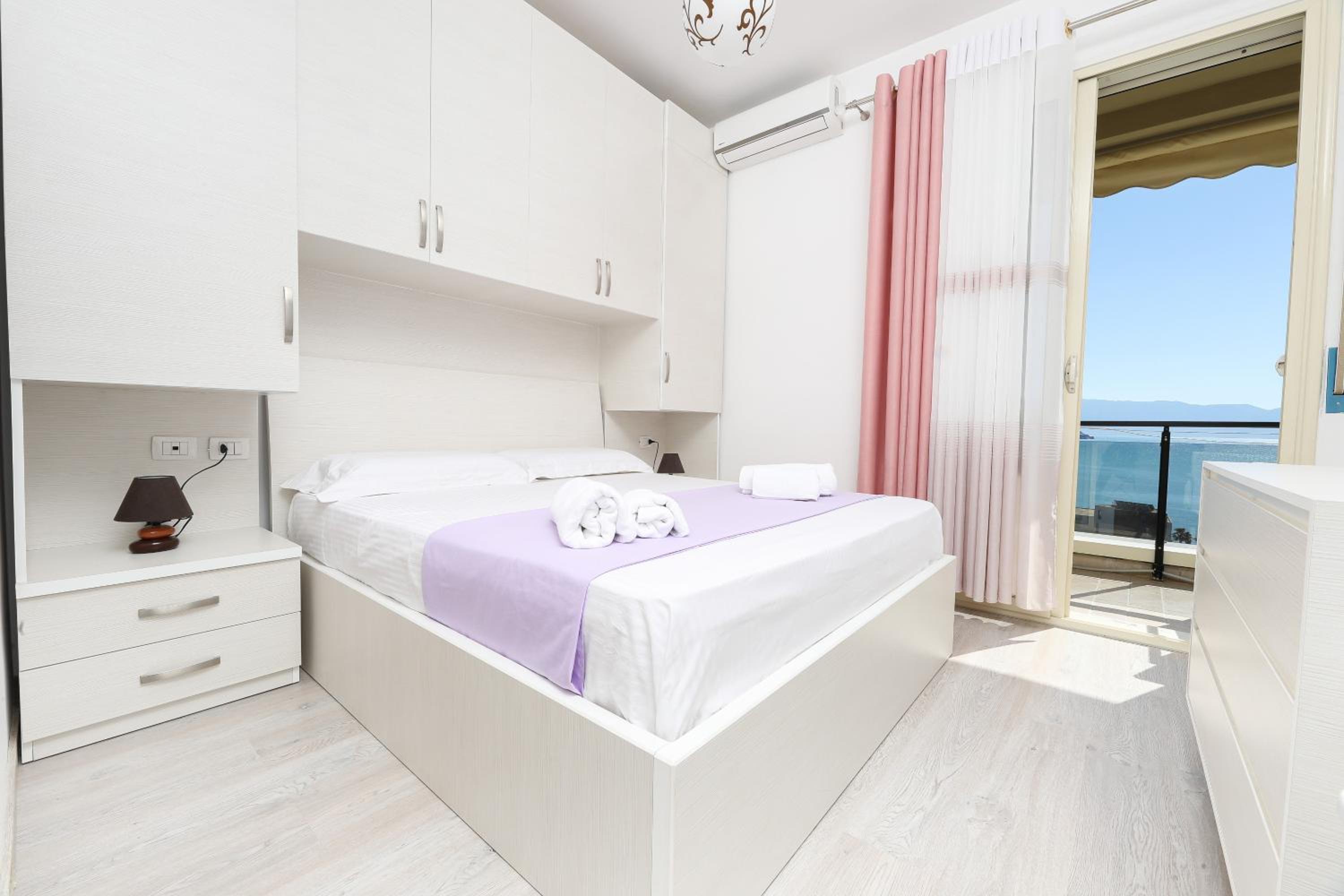 Bay View Balcony- Luxury Apartments With Free Parking