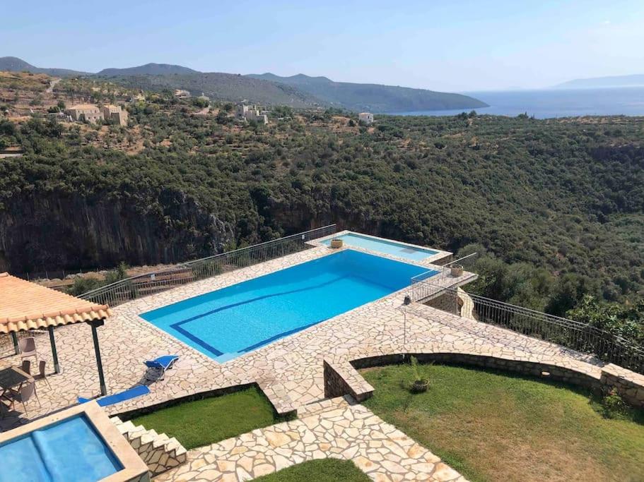 Entire 6 Bed Ensuite Villa - Infinity Pool view 4