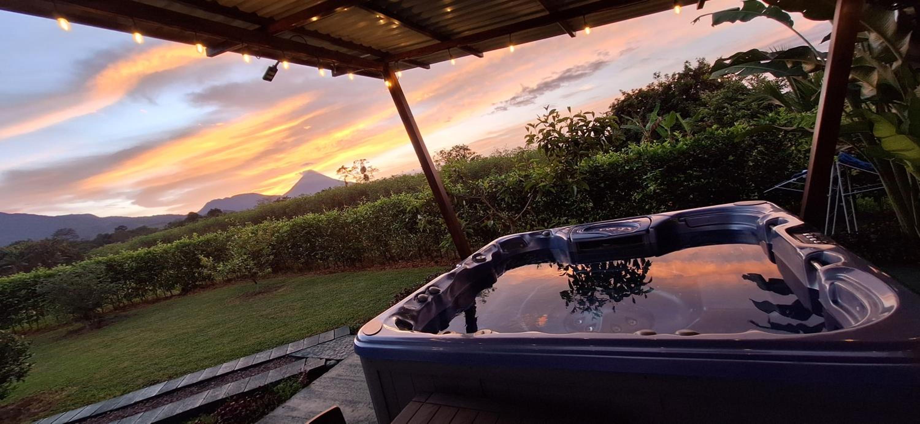 Arenal Nephelium Country Home, Refugio rural con piscina, jacuzzi y balcón con hermosas vistas al Volcán Arenal, en una finca privada