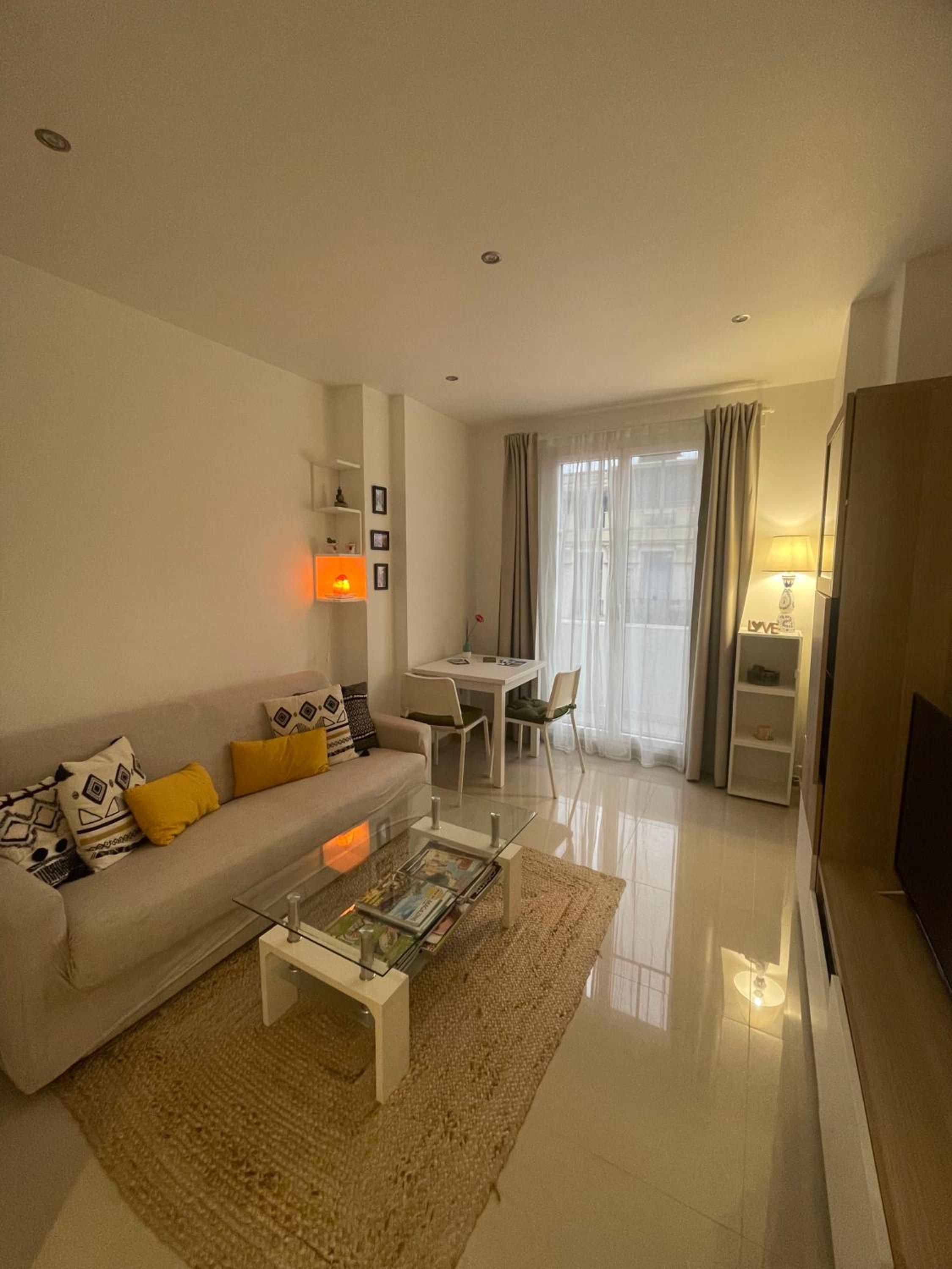 Bright apartment at Mimi’s
