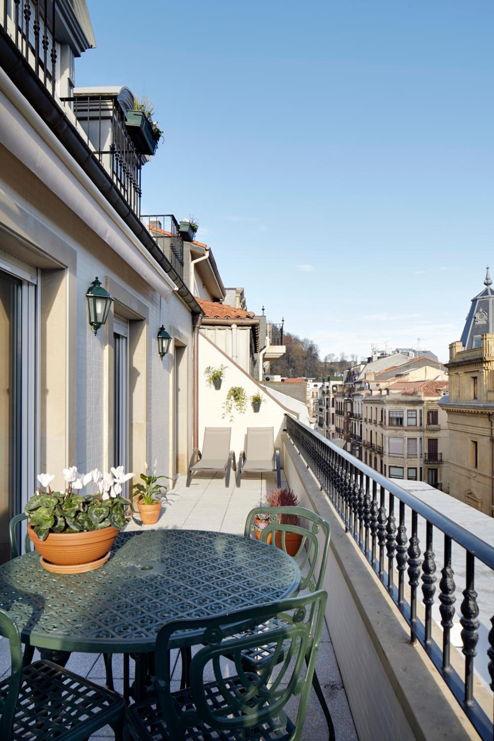 Garibay Terrace by FeelFree Rentals