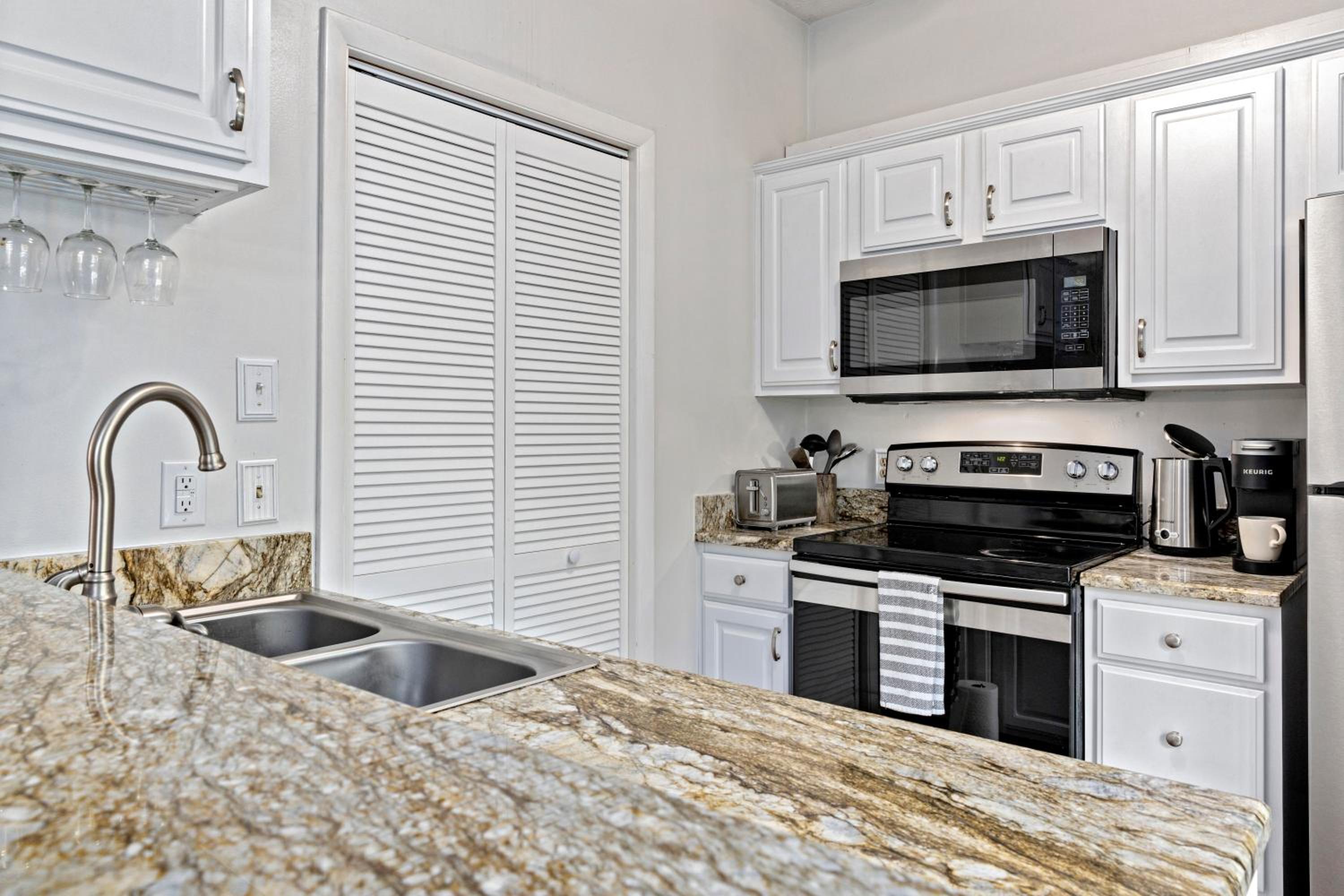 Cozy Condo in Wintergreen Resort That Sleeps 4! view 3