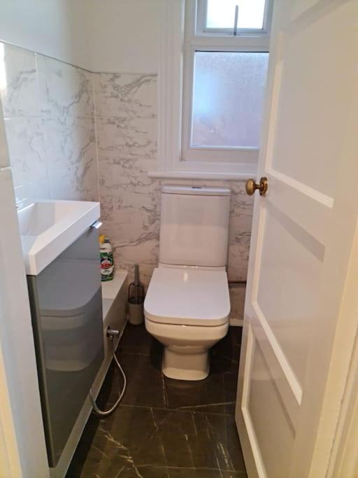 Charming 4 Bed independent house with 2 Bathrooms view 3