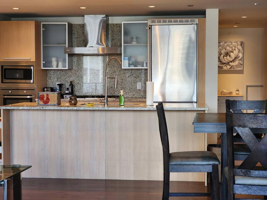 Luxury Downtown 2 Bedroom Condo with Pool!