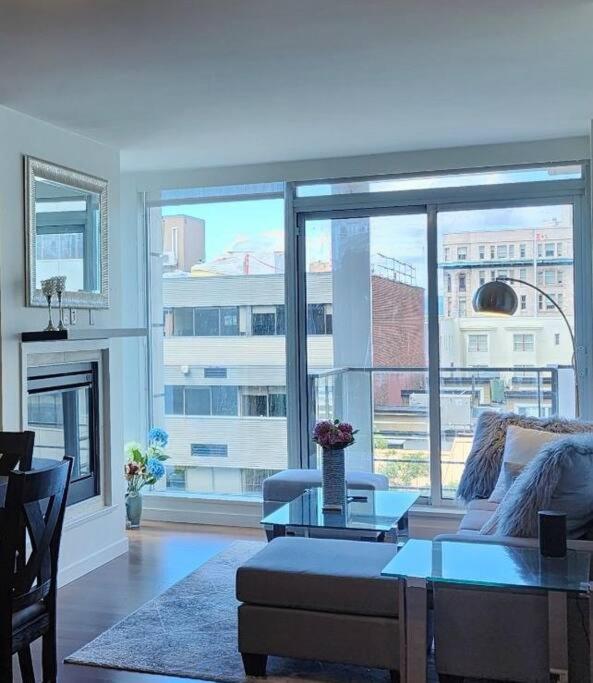 Luxury Downtown 2 Bedroom Condo with Pool!