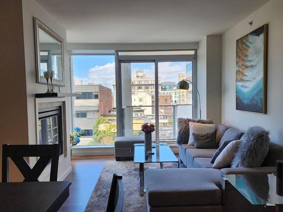 Luxury Downtown 2 Bedroom Condo with Pool!