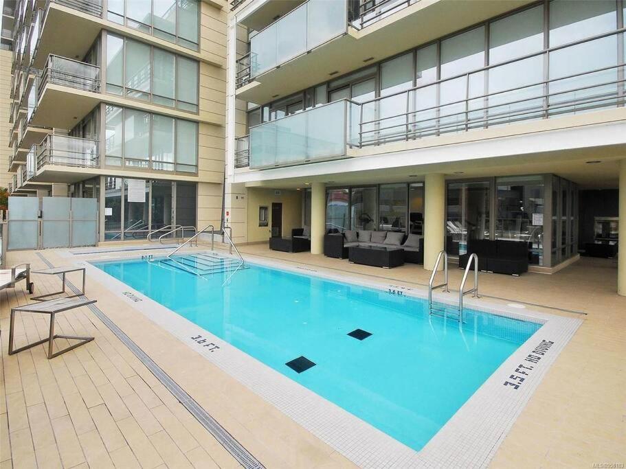 Luxury Downtown 2 Bedroom Condo with Pool!