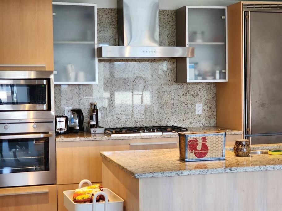Luxury Downtown 2 Bedroom Condo with Pool!