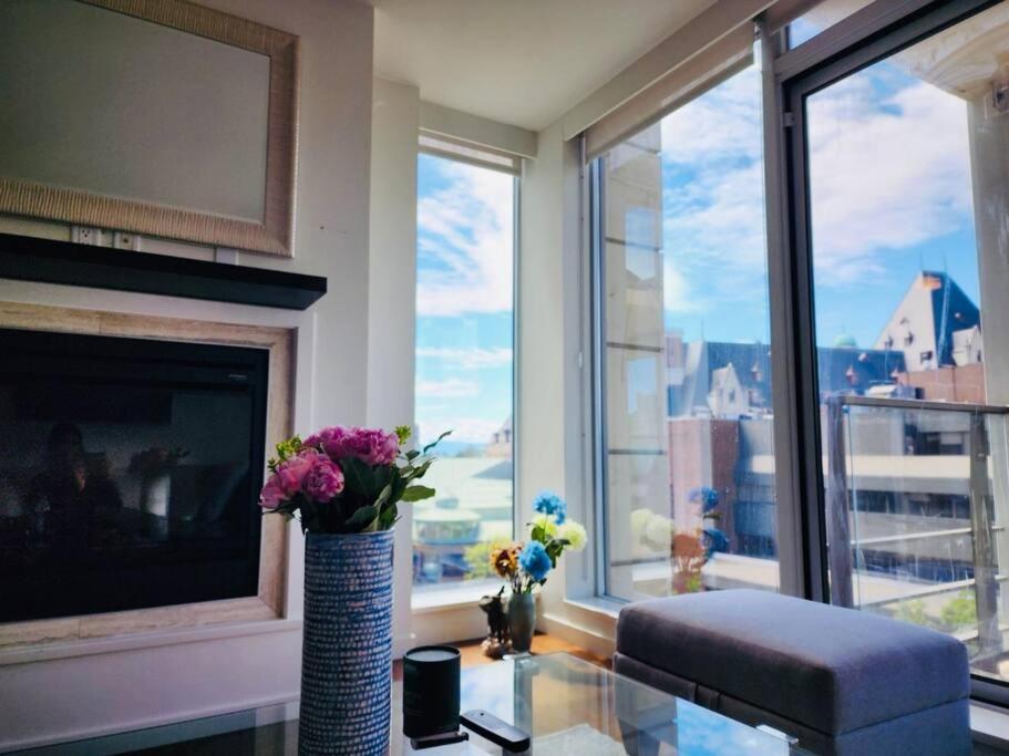 Luxury Downtown 2 Bedroom Condo with Pool!